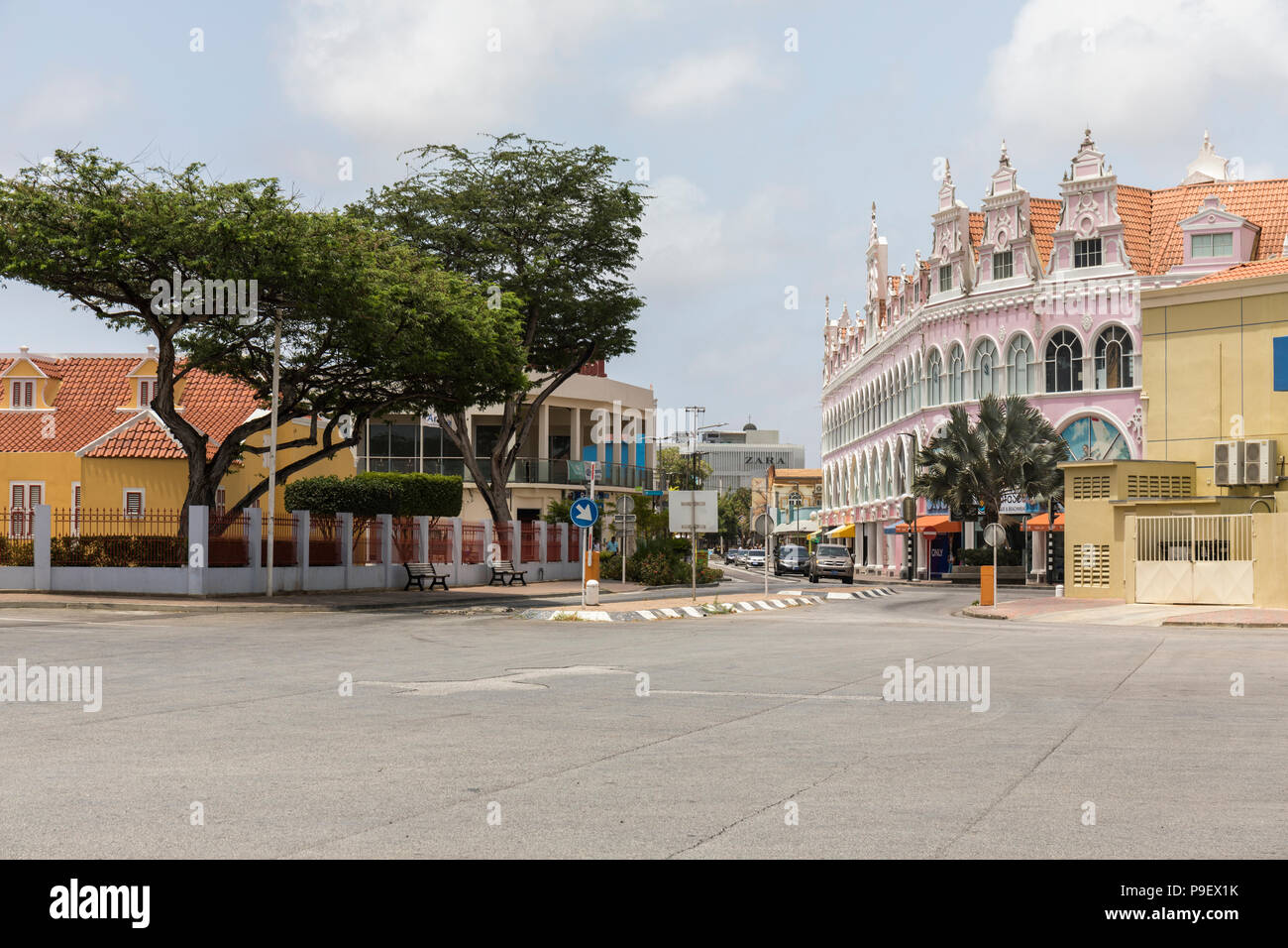 Royal Plaza Shopping Mall, Oranjestad, Aruba, Karibik als von der Bushaltestelle gesehen Stockfoto
