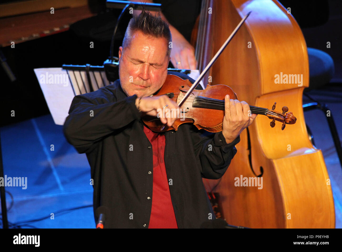 Juli 17, 2018 - Athen, Griechenland - British Violinist Nigel Kennedy in Konzert in Athen und Epidaurus Festival im Odeon Herodes Atticus. (Bild: © aristidis Vafeiadakis über ZUMA Draht) Stockfoto