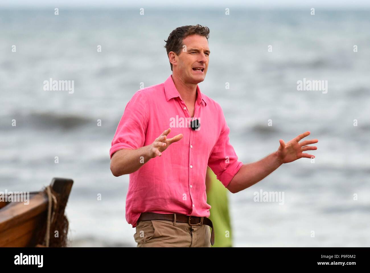 Charmouth, Dorset, Großbritannien. 17. Juli 2018. Dan Schnee während der Dreharbeiten von der BBC 4 Strand Leben, Jurassic Coast offenbart bei Charmouth Beach in Dorset mit den Referenten der Historiker Dan Schnee und natürlichen Geschichte Experten Lucy Cooke und Niall Aragon. Dies war die erste eine Stunde live Programm von drei über 3 Abende, die am 19. Juli enden. Foto: Graham Jagd-/Alamy leben Nachrichten Stockfoto