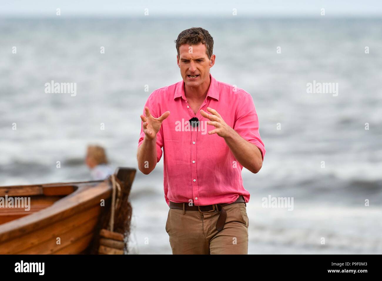 Charmouth, Dorset, Großbritannien. 17. Juli 2018. Dan Schnee während der Dreharbeiten von der BBC 4 Strand Leben, Jurassic Coast offenbart bei Charmouth Beach in Dorset mit den Referenten der Historiker Dan Schnee und natürlichen Geschichte Experten Lucy Cooke und Niall Aragon. Dies war die erste eine Stunde live Programm von drei über 3 Abende, die am 19. Juli enden. Foto: Graham Jagd-/Alamy leben Nachrichten Stockfoto