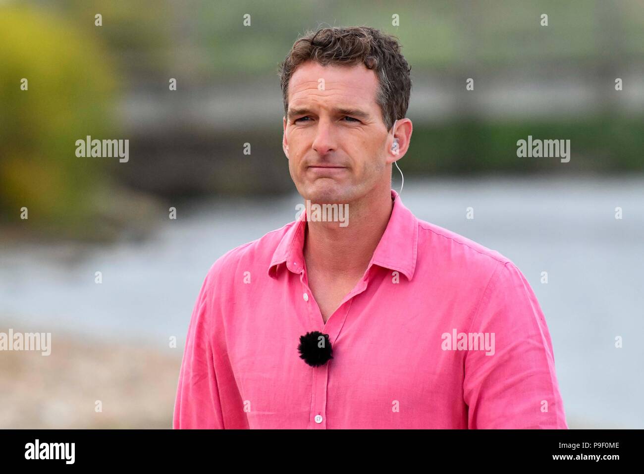 Charmouth, Dorset, Großbritannien. 17. Juli 2018. Dan Schnee während der Dreharbeiten von der BBC 4 Strand Leben, Jurassic Coast offenbart bei Charmouth Beach in Dorset mit den Referenten der Historiker Dan Schnee und natürlichen Geschichte Experten Lucy Cooke und Niall Aragon. Dies war die erste eine Stunde live Programm von drei über 3 Abende, die am 19. Juli enden. Foto: Graham Jagd-/Alamy leben Nachrichten Stockfoto