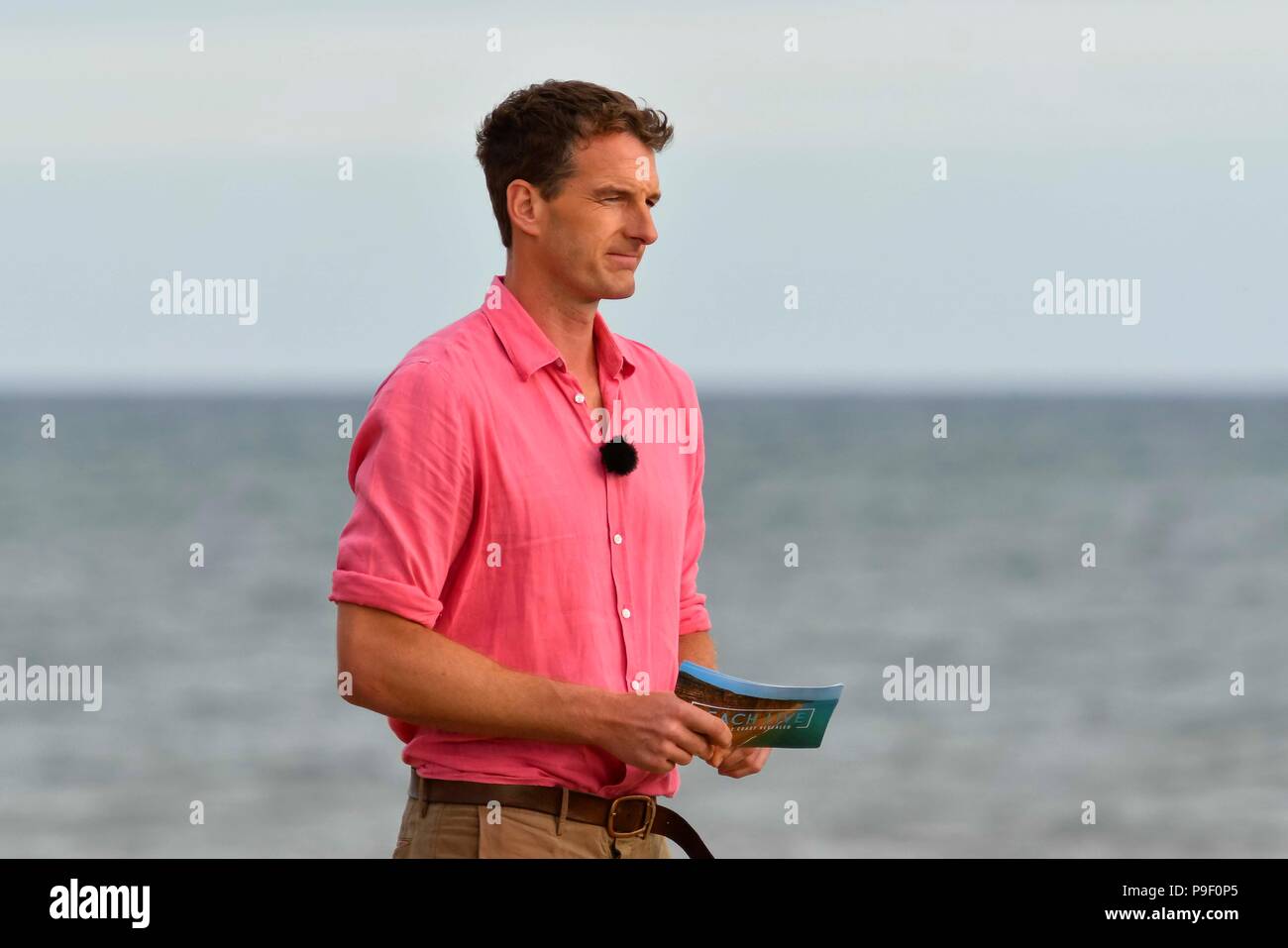 Charmouth, Dorset, Großbritannien. 17. Juli 2018. Dan Schnee während der Dreharbeiten von der BBC 4 Strand Leben, Jurassic Coast offenbart bei Charmouth Beach in Dorset mit den Referenten der Historiker Dan Schnee und natürlichen Geschichte Experten Lucy Cooke und Niall Aragon. Dies war die erste eine Stunde live Programm von drei über 3 Abende, die am 19. Juli enden. Foto: Graham Jagd-/Alamy leben Nachrichten Stockfoto