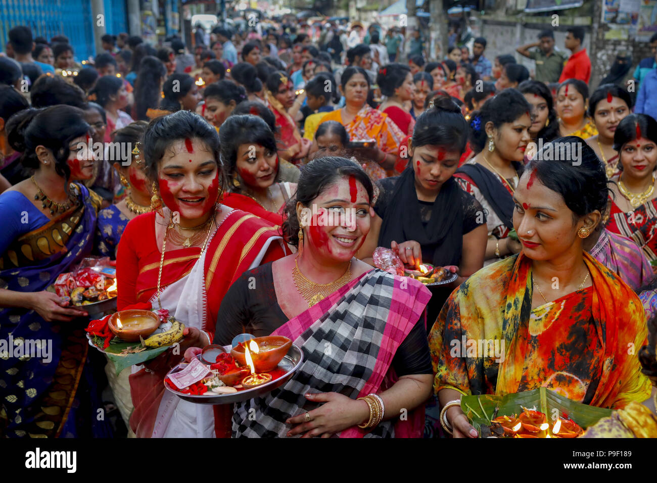 Dhaka, Bangladesch. 17. Juli 2018. Die Menschen kümmern sich um die Puja zu Bipadtarini Devi im Old Dhaka. Während des Rituals von Menschen aus der hinduistischen Gemeinschaft langen Tag Ritual nehmen und schnell zu halten. Eng mit der Göttin Sankattarani assoziiert und gilt als einer der 108 Avatare der Göttin Durga, Bidaptarini ist besonders für die Hilfe bei der Überwindung von Schwierigkeiten gebetet. Credit: ZUMA Press, Inc./Alamy leben Nachrichten Stockfoto