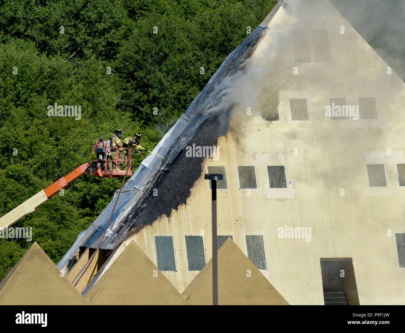 Wadsworth Illinois Usa 17 Juli 2018 Gurnee Illinois Feuerwehrmann Arbeit Ein Einzigartiges Zuhause In Wadsworth Illinois Dienstag Nachmittag 17 Juli 2018 Zu Speichern Die 2 Alarm Brand Im 6 Stockigen Holz Pyramide Haus Museum Sehenswurdigkeit