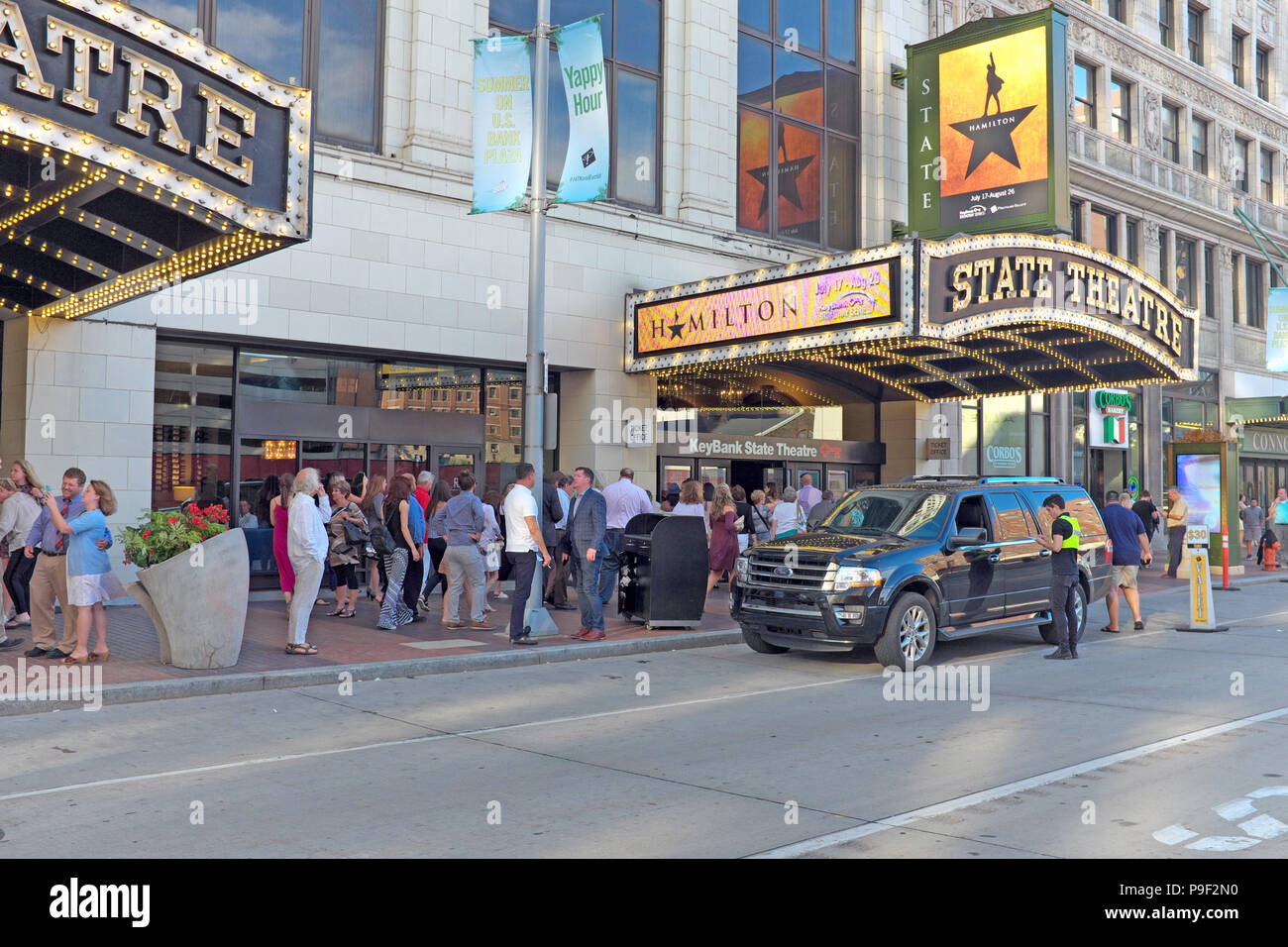 Cleveland, Ohio, USA. 17. Juli 2018. Theaterbesucher schätzen Ihren Weg an die Opening Night Produktion des Musicals "Hamilton" am Staatstheater in Playhouse Square, Cleveland, Ohio, USA. Credit: Mark Kanning/Alamy leben Nachrichten Stockfoto