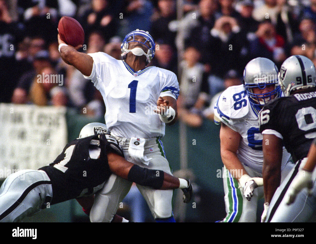 Oakland, Kalifornien, USA. 15. Nov 1998. Oakland Raiders vs Seattle Seahawks am Oakland Alameda County Coliseum Sonntag, 15. November 1998. Räuber schlagen Seahawks 20-17. Oakland Raiders defensive Ende Lance Johnstone (51) packt Seattle Seahawks Quarterback Warren Moon Quelle: Al Golub/ZUMA Draht/Alamy leben Nachrichten Stockfoto