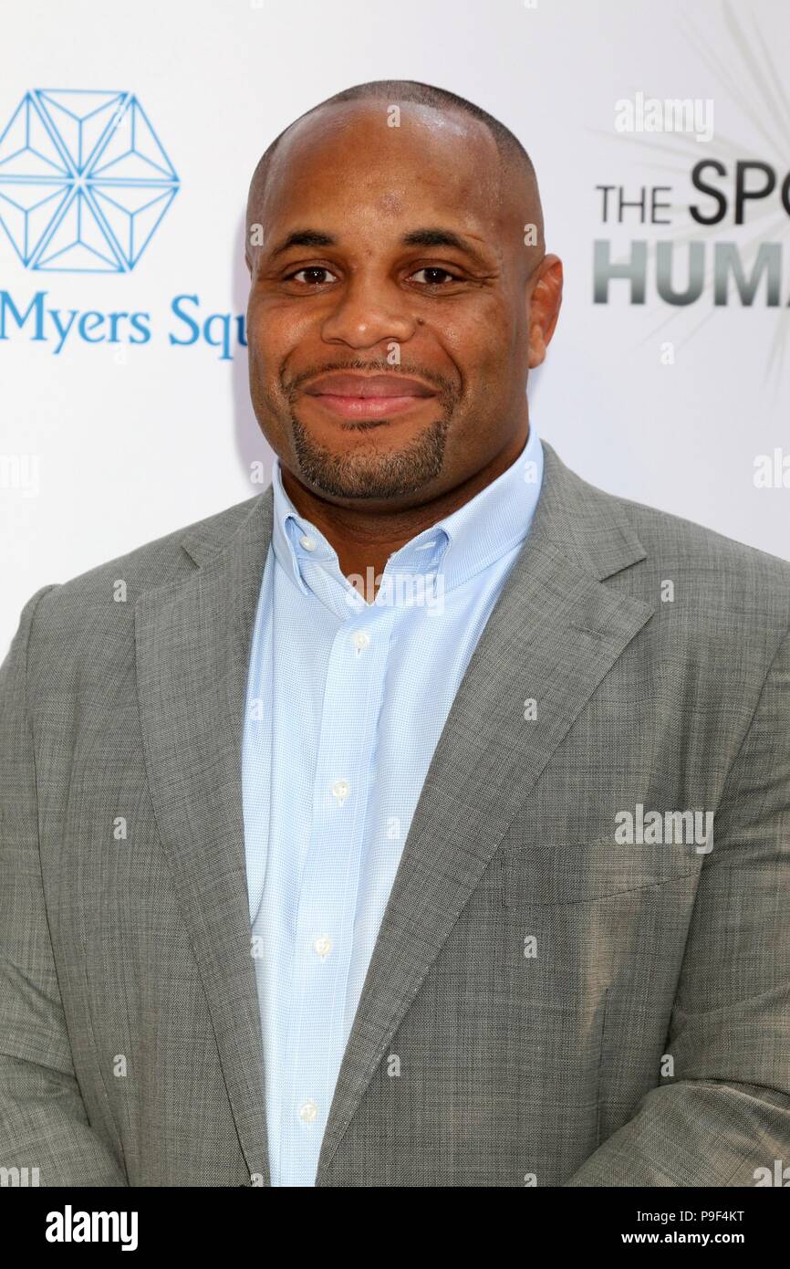 Los Angeles, CA, USA. 17. Juli 2018. Daniel Cormier in der Ankunftshalle für Sport Humanitäre des Jahres Auszeichnungen, die Novo von Microsoft in L.A. LIVE, Los Angeles, CA 17. Juli 2018. Credit: Priscilla Grant/Everett Collection/Alamy leben Nachrichten Stockfoto