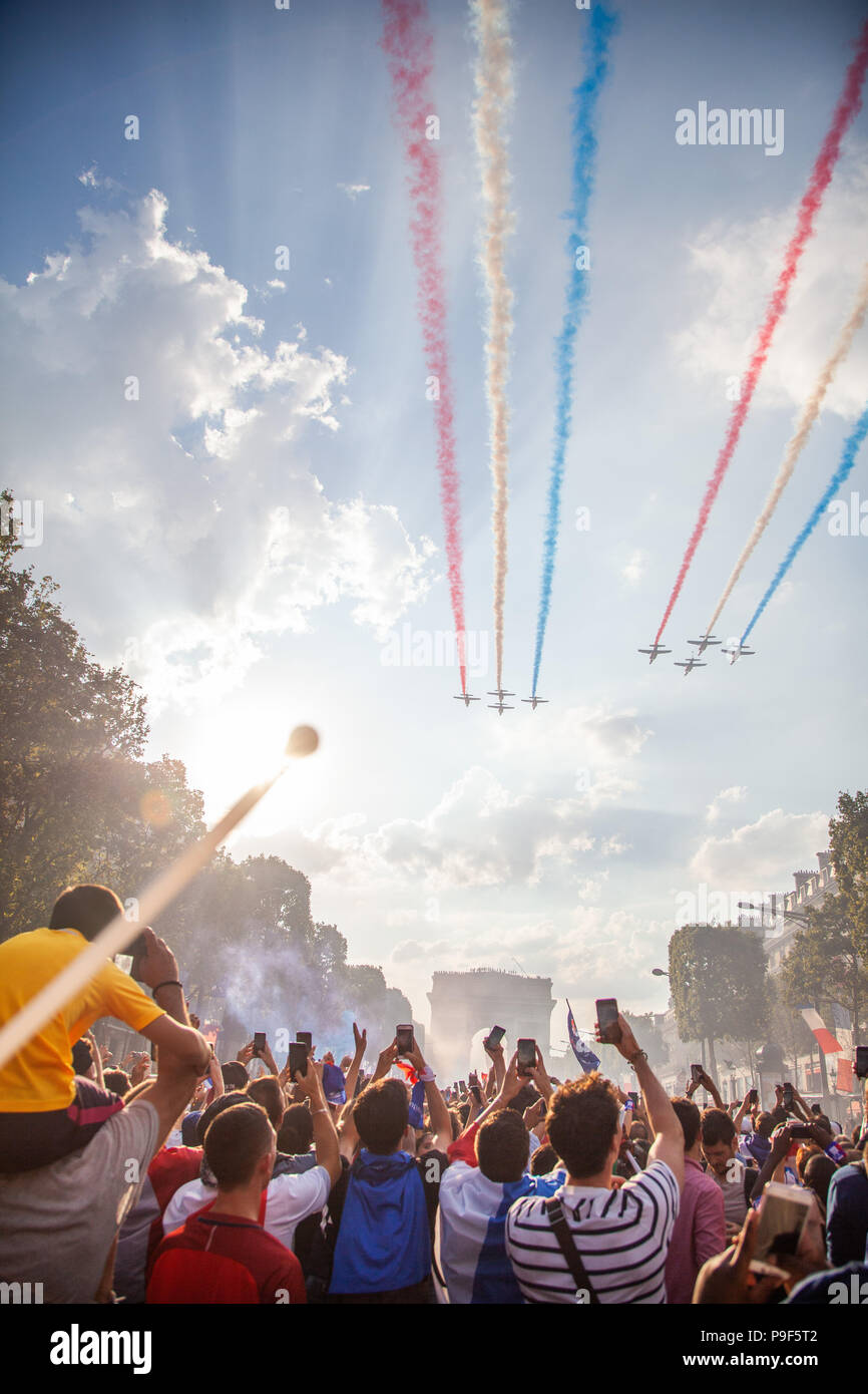 Die französische Air Force Jets fliegen über die Champs Elysées, den Sieg Frankreichs in der Fußballweltmeisterschaft zu feiern. Am Samstag, den 15. August, Frankreich beated Kroatien durch die Kerbe von 4-2, immer der Champion der World Cup zum zweiten Mal in der Geschichte. Stockfoto