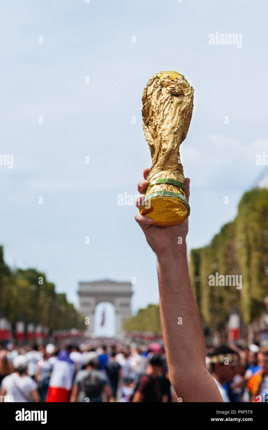 Paris, Frankreich. 16. Juli 2018. Ein Mann gesehen, die eine Wm als Symbol des Sieges für die französische Mannschaft, während Tausende von Anhängern Raffungen an Champs Elysée der Weltmeister französische Fußball-Nationalmannschaft zu erhalten. Am Samstag, den 15. August, Frankreich beated Kroatien durch die Kerbe von 4-2, immer der Champion der World Cup zum zweiten Mal in der Geschichte. Credit: Joao Bolan/SOPA Images/ZUMA Draht/Alamy leben Nachrichten Stockfoto