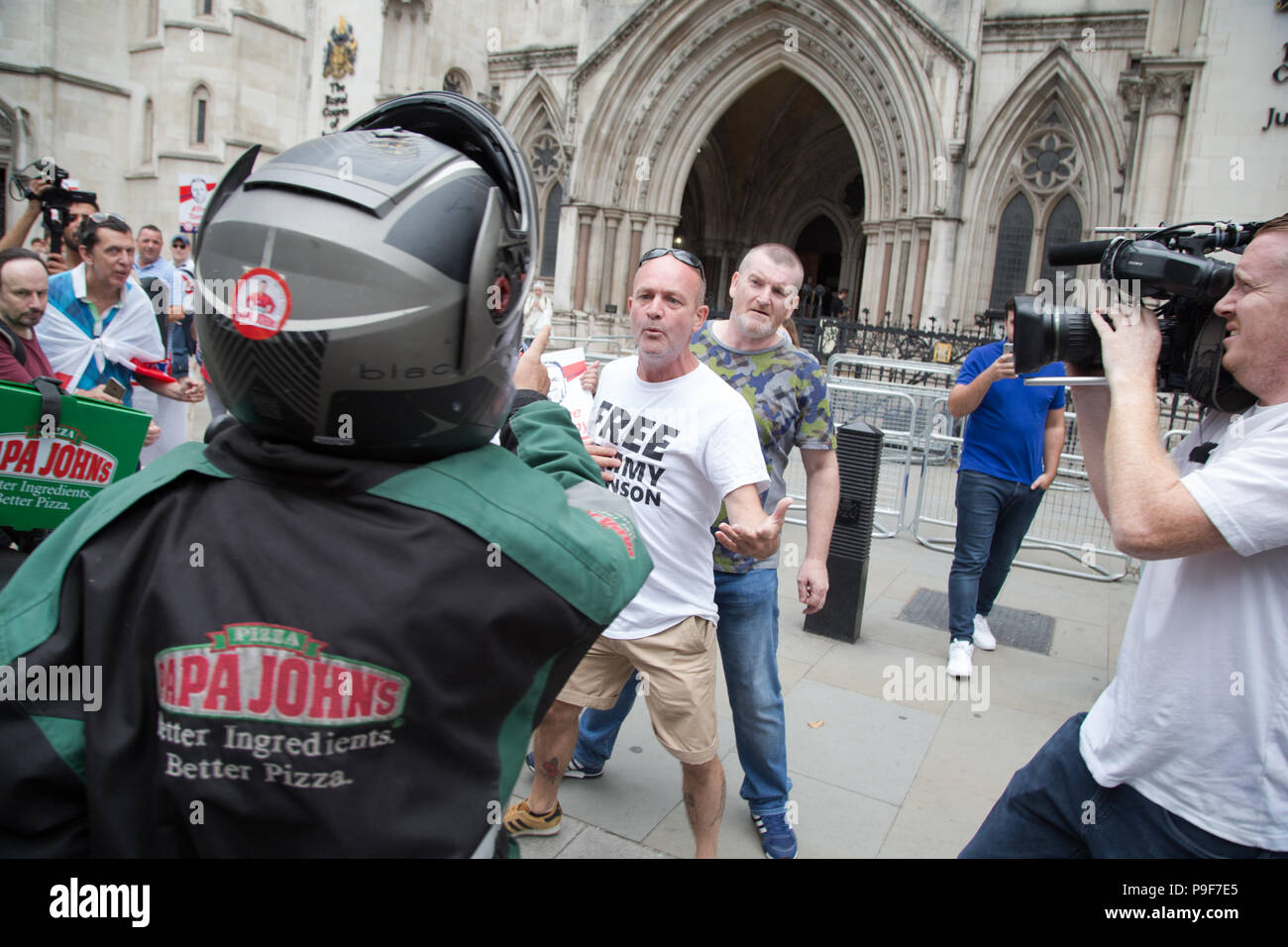 London. UK. 18. Juli 2018 Anhänger von Tommy Robinson Zusammentreffen mit Pizza Mann auf einem Motorrad aus Seite die Royal Courts of Justice während seiner Berufungsverhandlung. Tommy Robinson ist in HMP Rumpf für Missachtung des Gerichts. Credit: Thabo Jaiyesimi/Alamy leben Nachrichten Stockfoto