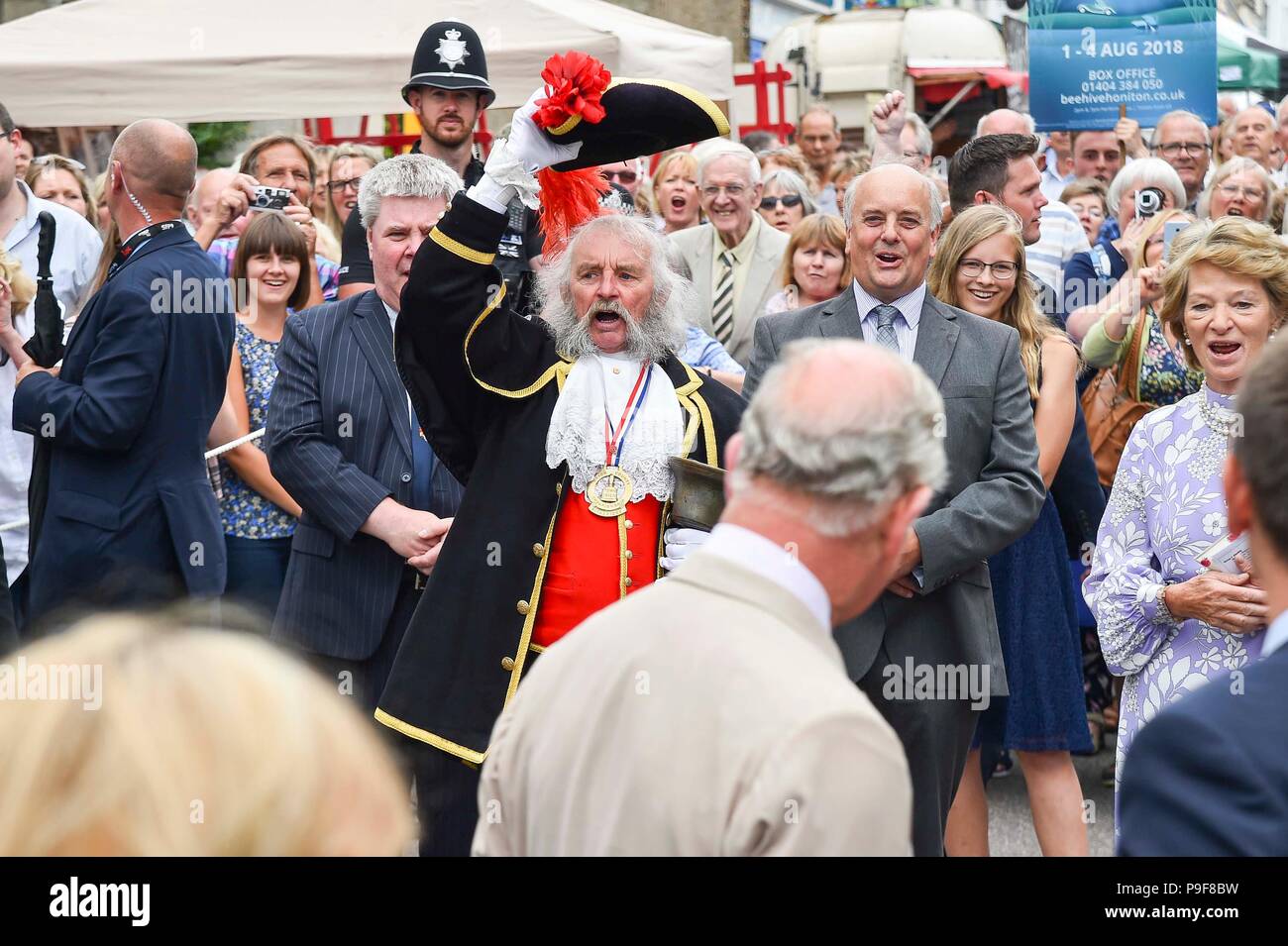 Honiton, Devon, Großbritannien. Juli 2018 18. Der Herzog und die Herzogin von Cornwall besuchen Sie das Gate Lebensmittelmarkt in Honiton, Devon an der Platte. Honiton Stadtausrufer Dave Retter gibt eine mitreißende Stimme wie das königliche Paar ab. Foto: Graham Jagd-/Alamy leben Nachrichten Stockfoto