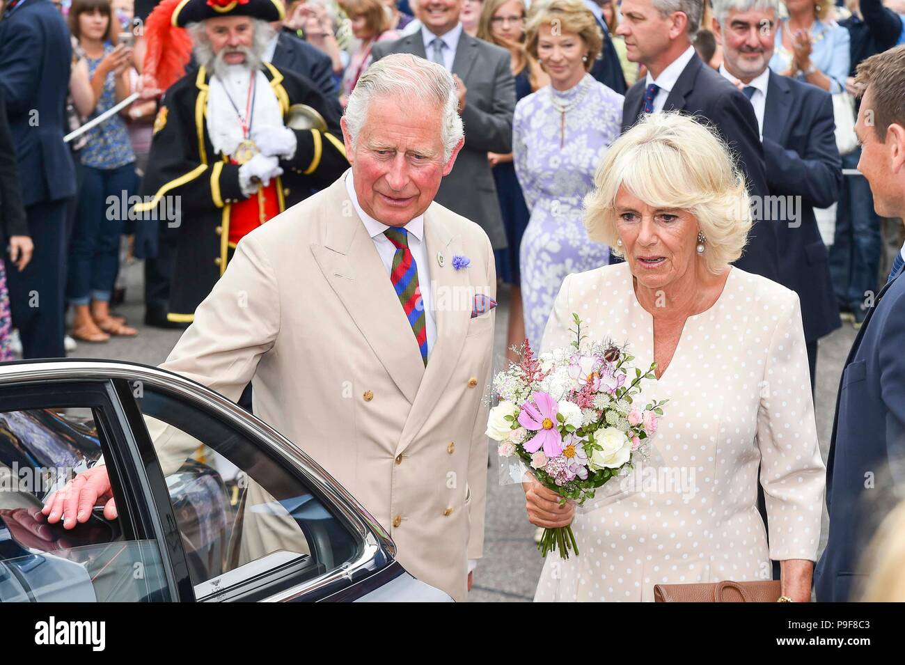 Honiton, Devon, Großbritannien. Juli 2018 18. Der Herzog und die Herzogin von Cornwall besuchen Sie das Gate Lebensmittelmarkt in Honiton, Devon an der Platte. Das königliche Paar ab. Foto: Graham Jagd-/Alamy leben Nachrichten Stockfoto