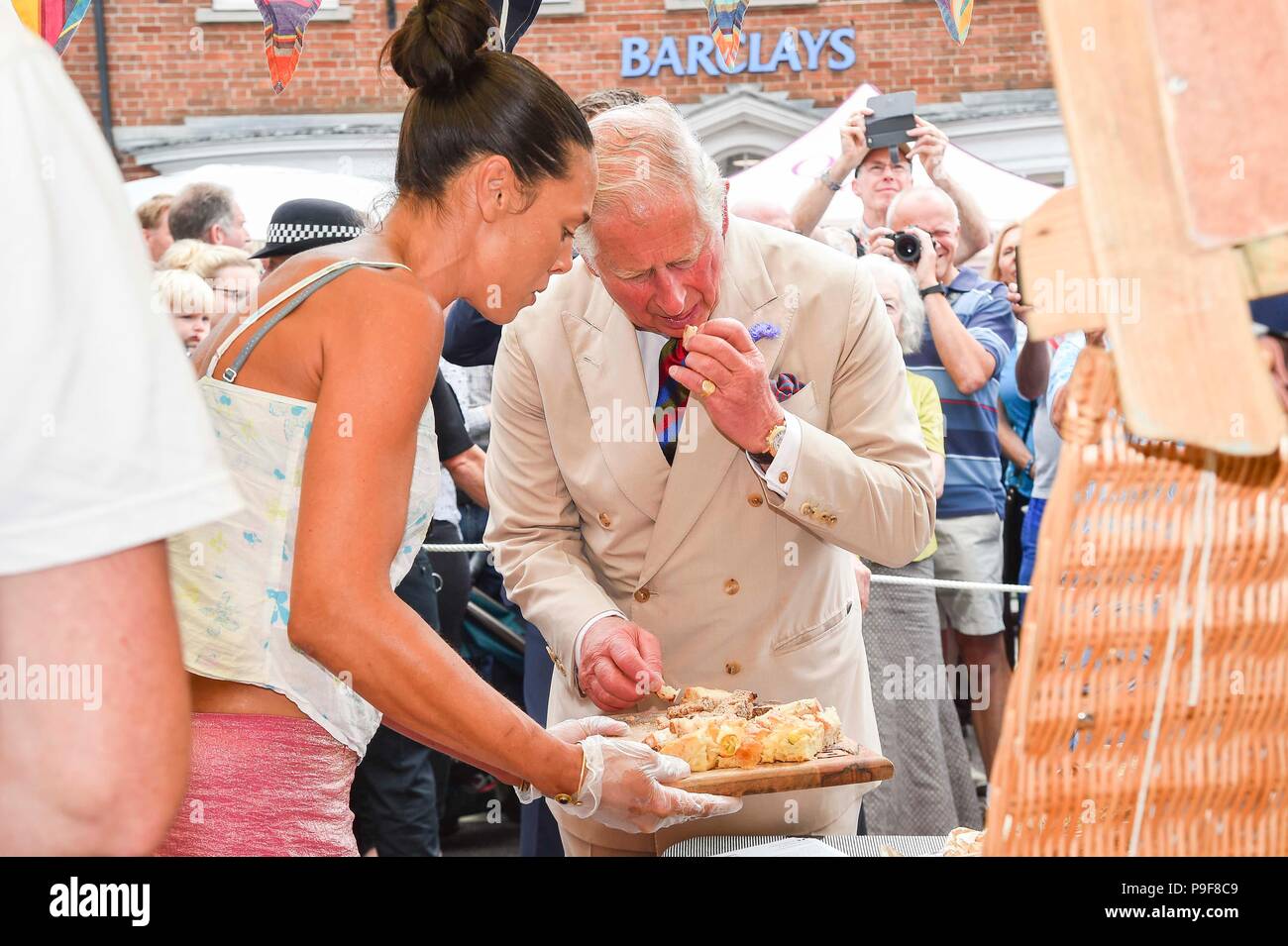 Honiton, Devon, Großbritannien. Juli 2018 18. Der Herzog und die Herzogin von Cornwall besuchen Sie das Gate Lebensmittelmarkt in Honiton, Devon an der Platte. Prinz Charles Geschmack etwas Kuchen in einem Stall. Foto: Graham Jagd-/Alamy leben Nachrichten Stockfoto