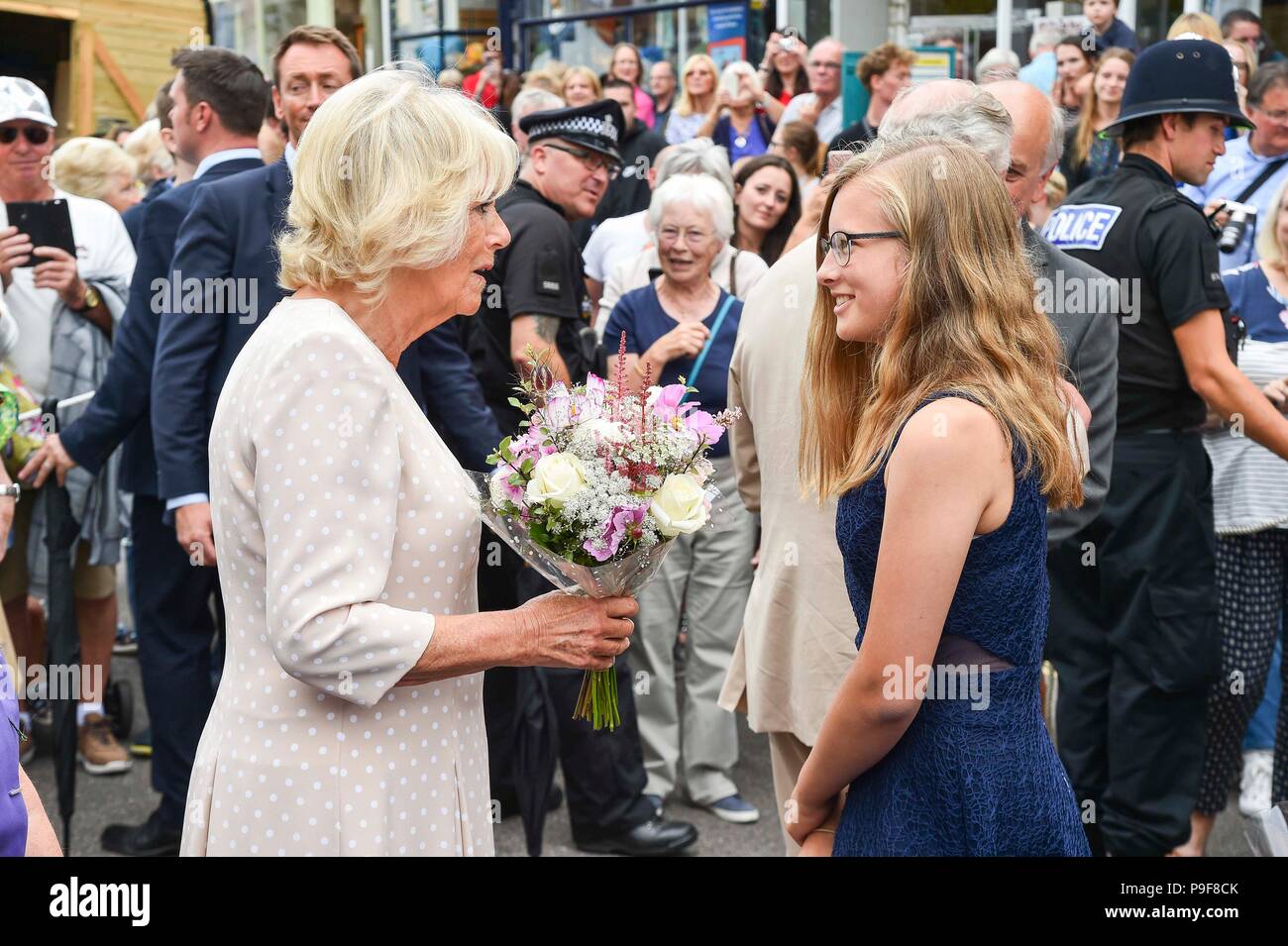 Honiton, Devon, Großbritannien. Juli 2018 18. Der Herzog und die Herzogin von Cornwall besuchen Sie das Gate Lebensmittelmarkt in Honiton, Devon an der Platte. Foto: Graham Jagd-/Alamy leben Nachrichten Stockfoto