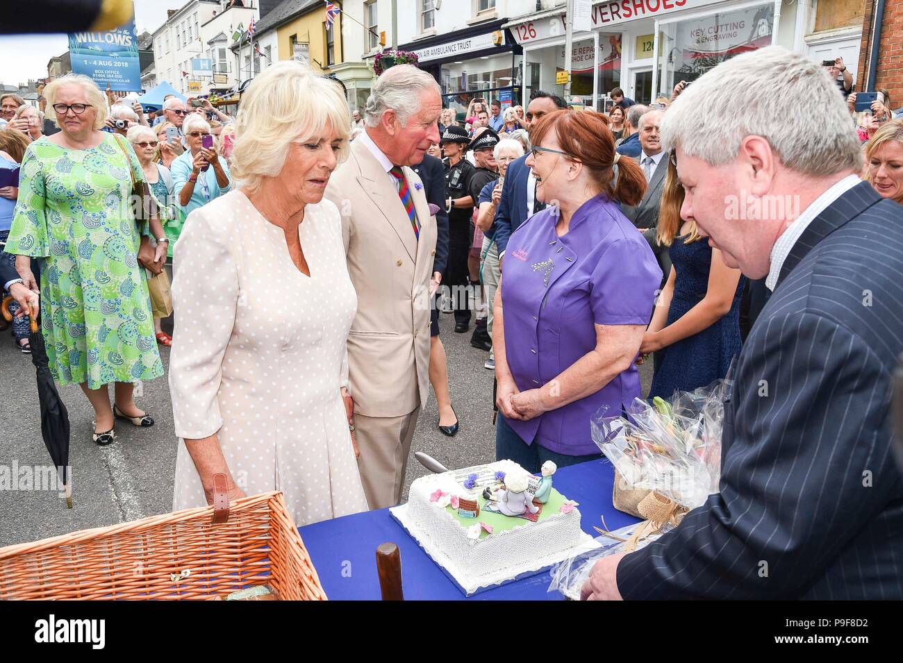 Honiton, Devon, Großbritannien. Juli 2018 18. Der Herzog und die Herzogin von Cornwall besuchen Sie das Gate Lebensmittelmarkt in Honiton, Devon an der Platte. Foto: Graham Jagd-/Alamy leben Nachrichten Stockfoto