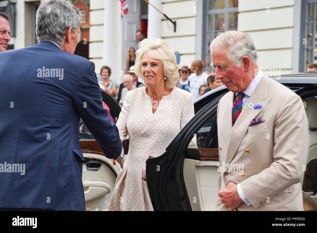 Honiton, Devon, Großbritannien. Juli 2018 18. Der Herzog und die Herzogin von Cornwall besuchen Sie das Gate Lebensmittelmarkt in Honiton, Devon an der Platte. Das königliche Paar ankommen. Foto: Graham Jagd-/Alamy leben Nachrichten Stockfoto