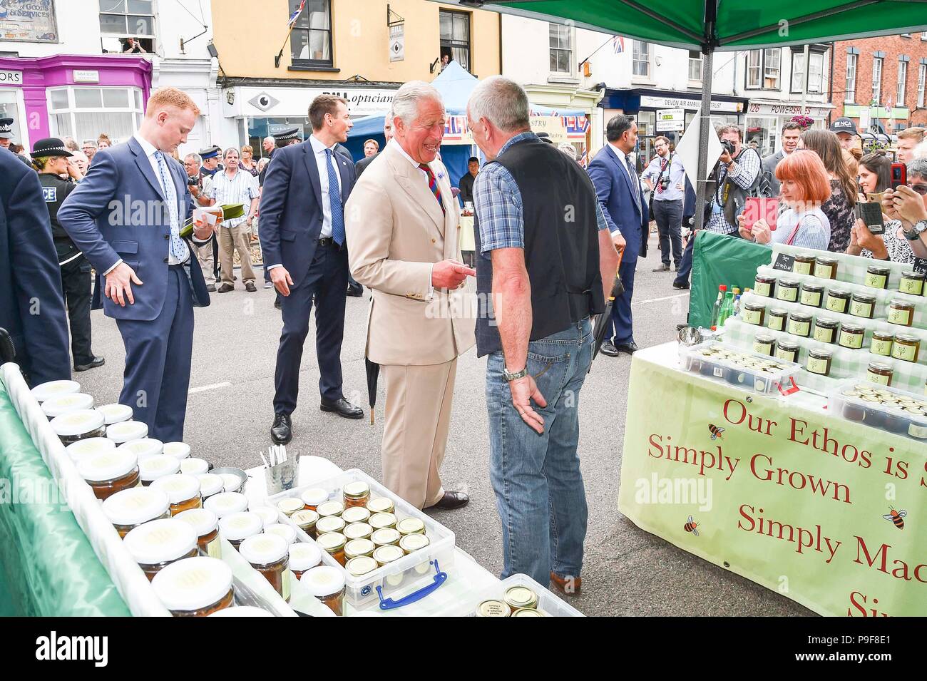 Honiton, Devon, Großbritannien. Juli 2018 18. Der Herzog und die Herzogin von Cornwall besuchen Sie das Gate Lebensmittelmarkt in Honiton, Devon an der Platte. Foto: Graham Jagd-/Alamy leben Nachrichten Stockfoto