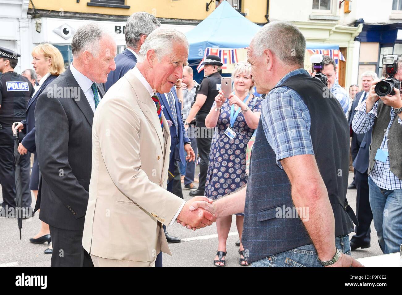 Honiton, Devon, Großbritannien. Juli 2018 18. Der Herzog und die Herzogin von Cornwall besuchen Sie das Gate Lebensmittelmarkt in Honiton, Devon an der Platte. Foto: Graham Jagd-/Alamy leben Nachrichten Stockfoto