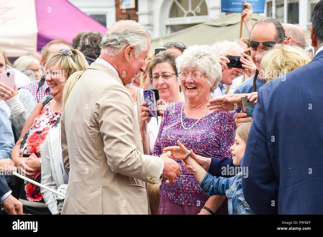 Honiton, Devon, Großbritannien. Juli 2018 18. Der Herzog und die Herzogin von Cornwall besuchen Sie das Gate Lebensmittelmarkt in Honiton, Devon an der Platte. Foto: Graham Jagd-/Alamy leben Nachrichten Stockfoto