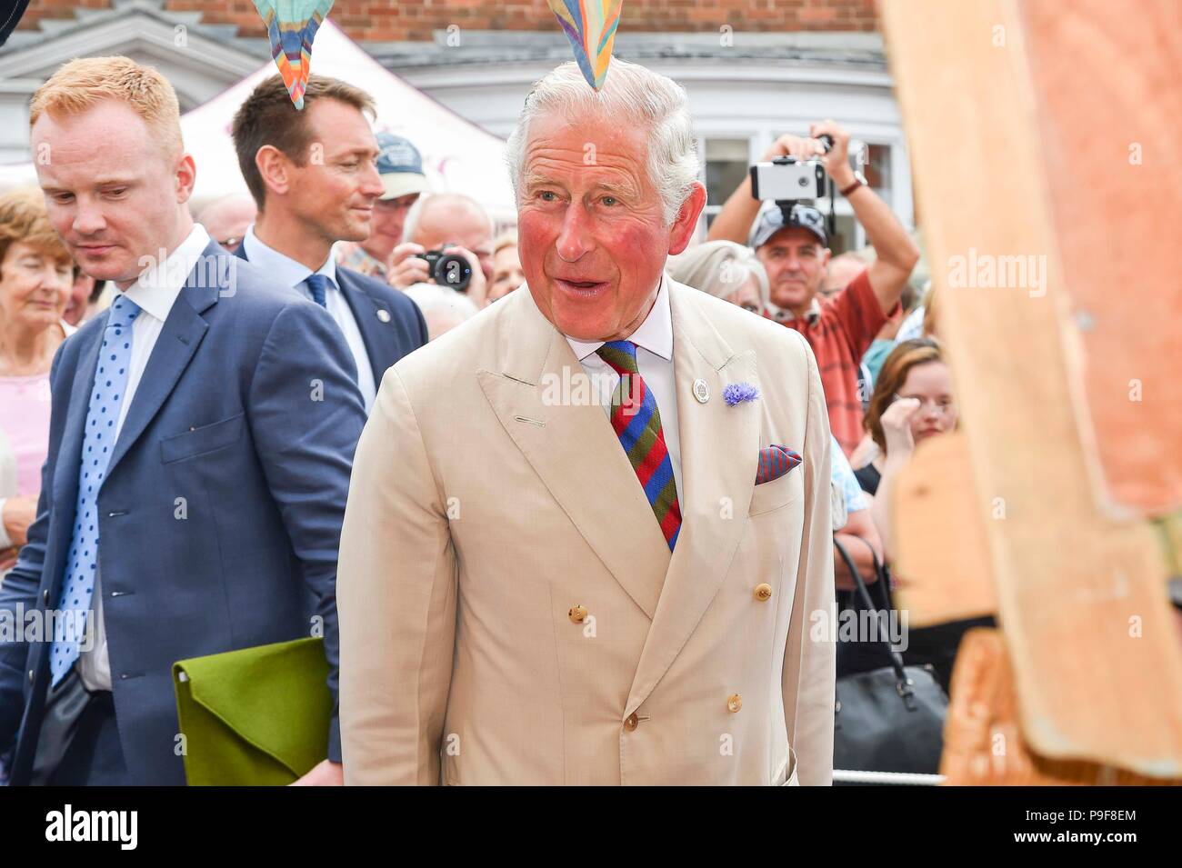 Honiton, Devon, Großbritannien. Juli 2018 18. Der Herzog und die Herzogin von Cornwall besuchen Sie das Gate Lebensmittelmarkt in Honiton, Devon an der Platte. Foto: Graham Jagd-/Alamy leben Nachrichten Stockfoto