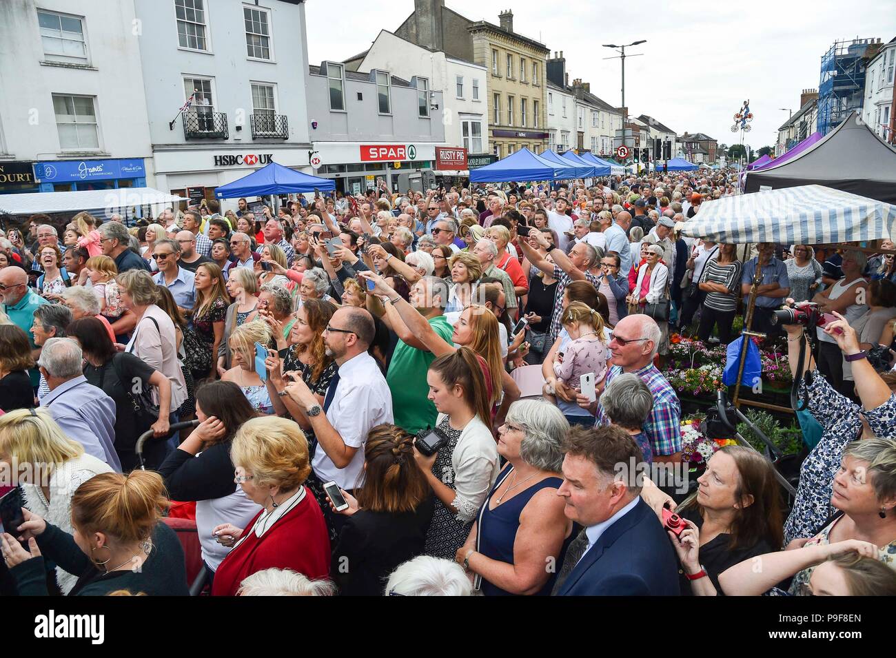 Honiton, Devon, Großbritannien. Juli 2018 18. Der Herzog und die Herzogin von Cornwall besuchen Sie das Gate Lebensmittelmarkt in Honiton, Devon an der Platte. Riesige Menschenmengen an und drehen Sie die königliche Paar zu sehen. Foto: Graham Jagd-/Alamy leben Nachrichten Stockfoto