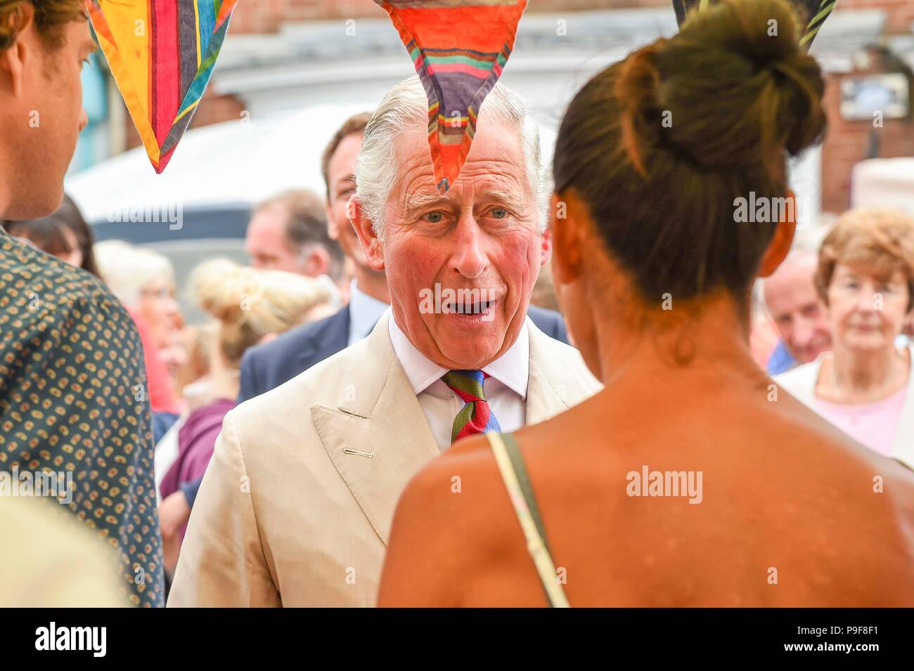 Honiton, Devon, Großbritannien. Juli 2018 18. Der Herzog und die Herzogin von Cornwall besuchen Sie das Gate Lebensmittelmarkt in Honiton, Devon an der Platte. Foto: Graham Jagd-/Alamy leben Nachrichten Stockfoto