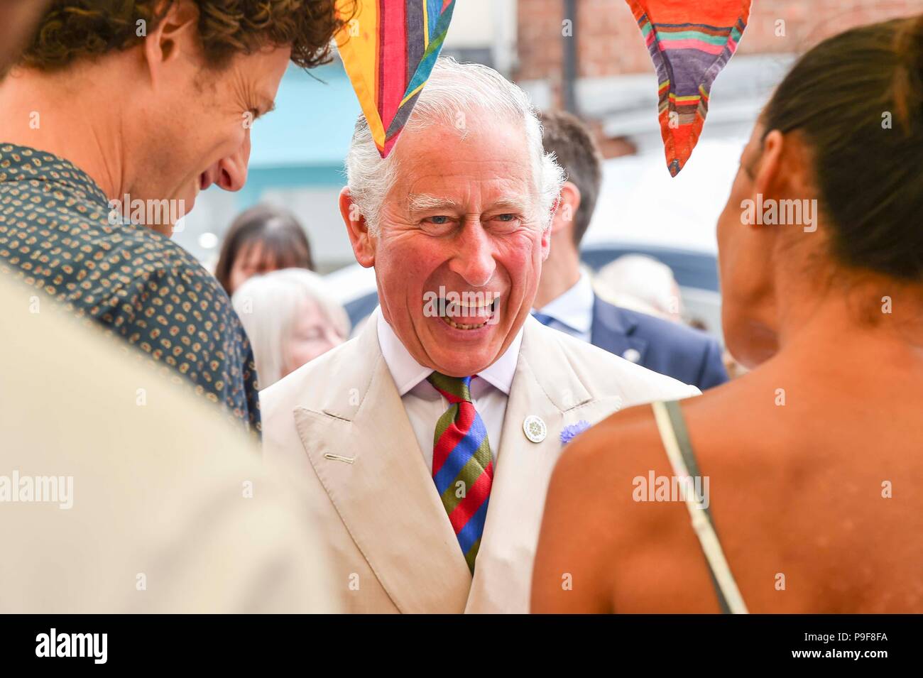 Honiton, Devon, Großbritannien. Juli 2018 18. Der Herzog und die Herzogin von Cornwall besuchen Sie das Gate Lebensmittelmarkt in Honiton, Devon an der Platte. Foto: Graham Jagd-/Alamy leben Nachrichten Stockfoto