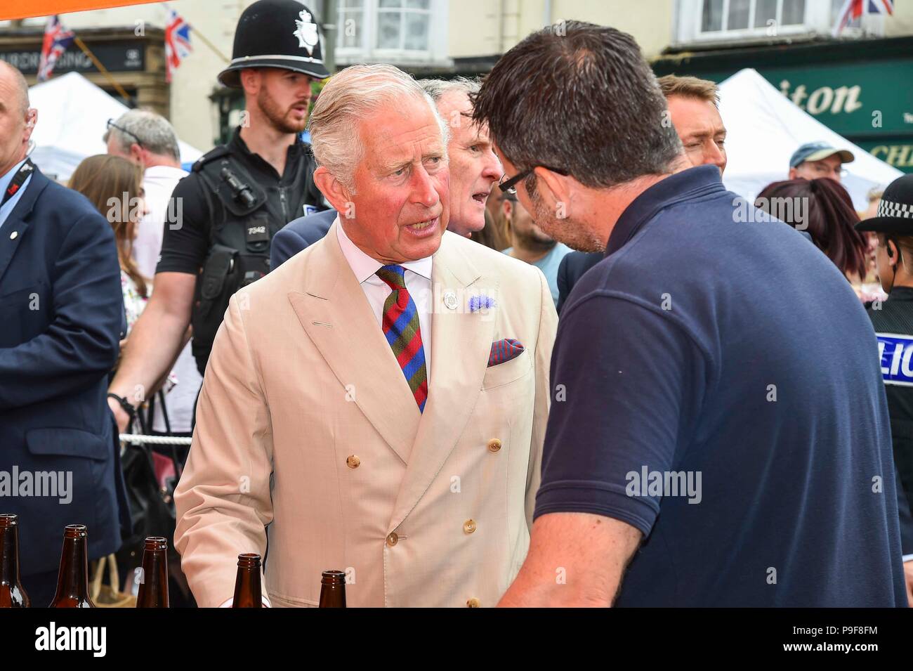 Honiton, Devon, Großbritannien. Juli 2018 18. Der Herzog und die Herzogin von Cornwall besuchen Sie das Gate Lebensmittelmarkt in Honiton, Devon an der Platte. Foto: Graham Jagd-/Alamy leben Nachrichten Stockfoto