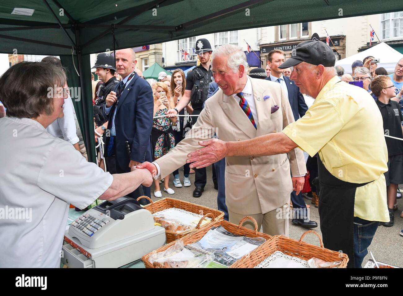 Honiton, Devon, Großbritannien. Juli 2018 18. Der Herzog und die Herzogin von Cornwall besuchen Sie das Gate Lebensmittelmarkt in Honiton, Devon an der Platte. Foto: Graham Jagd-/Alamy leben Nachrichten Stockfoto