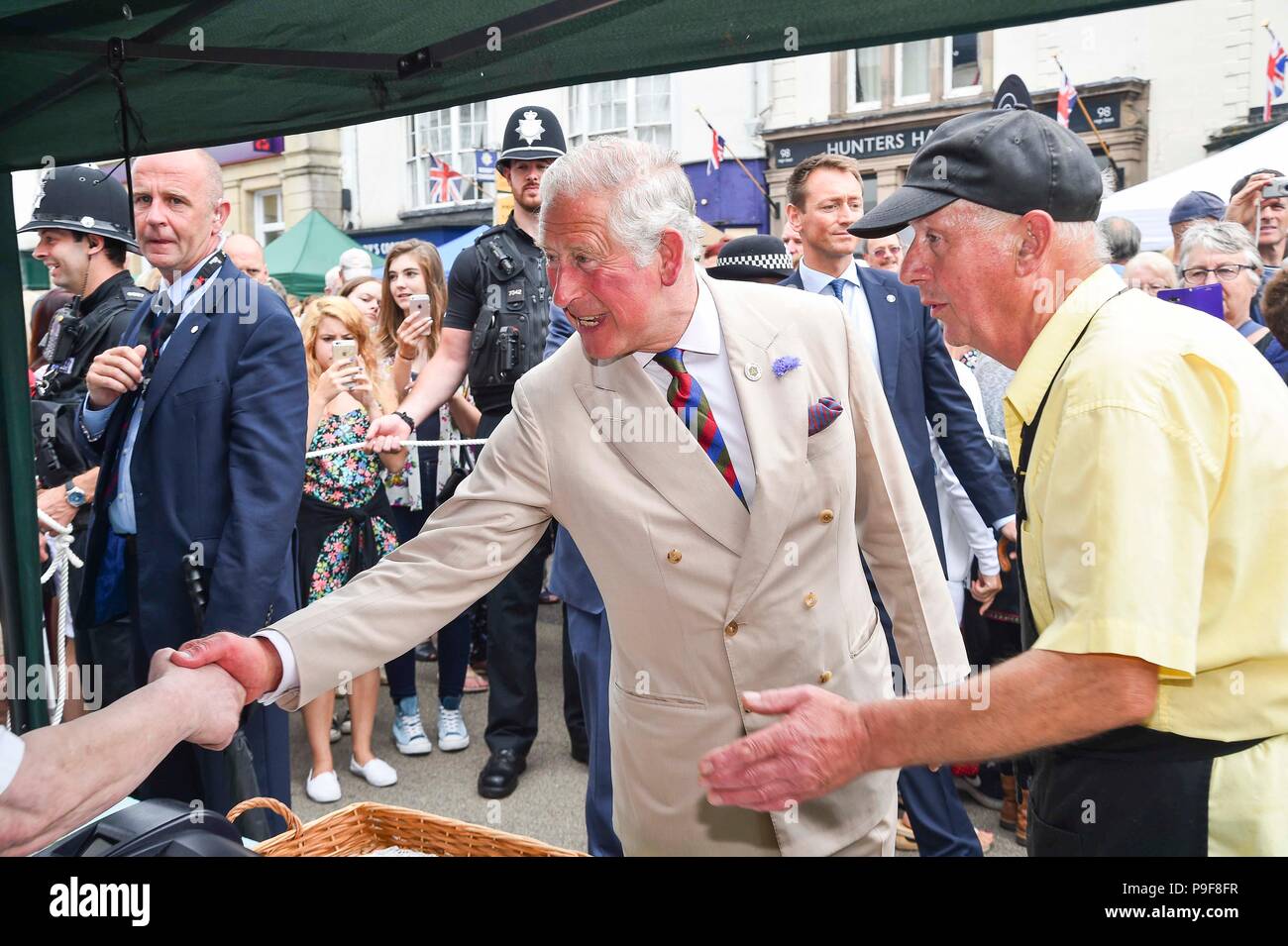 Honiton, Devon, Großbritannien. Juli 2018 18. Der Herzog und die Herzogin von Cornwall besuchen Sie das Gate Lebensmittelmarkt in Honiton, Devon an der Platte. Foto: Graham Jagd-/Alamy leben Nachrichten Stockfoto