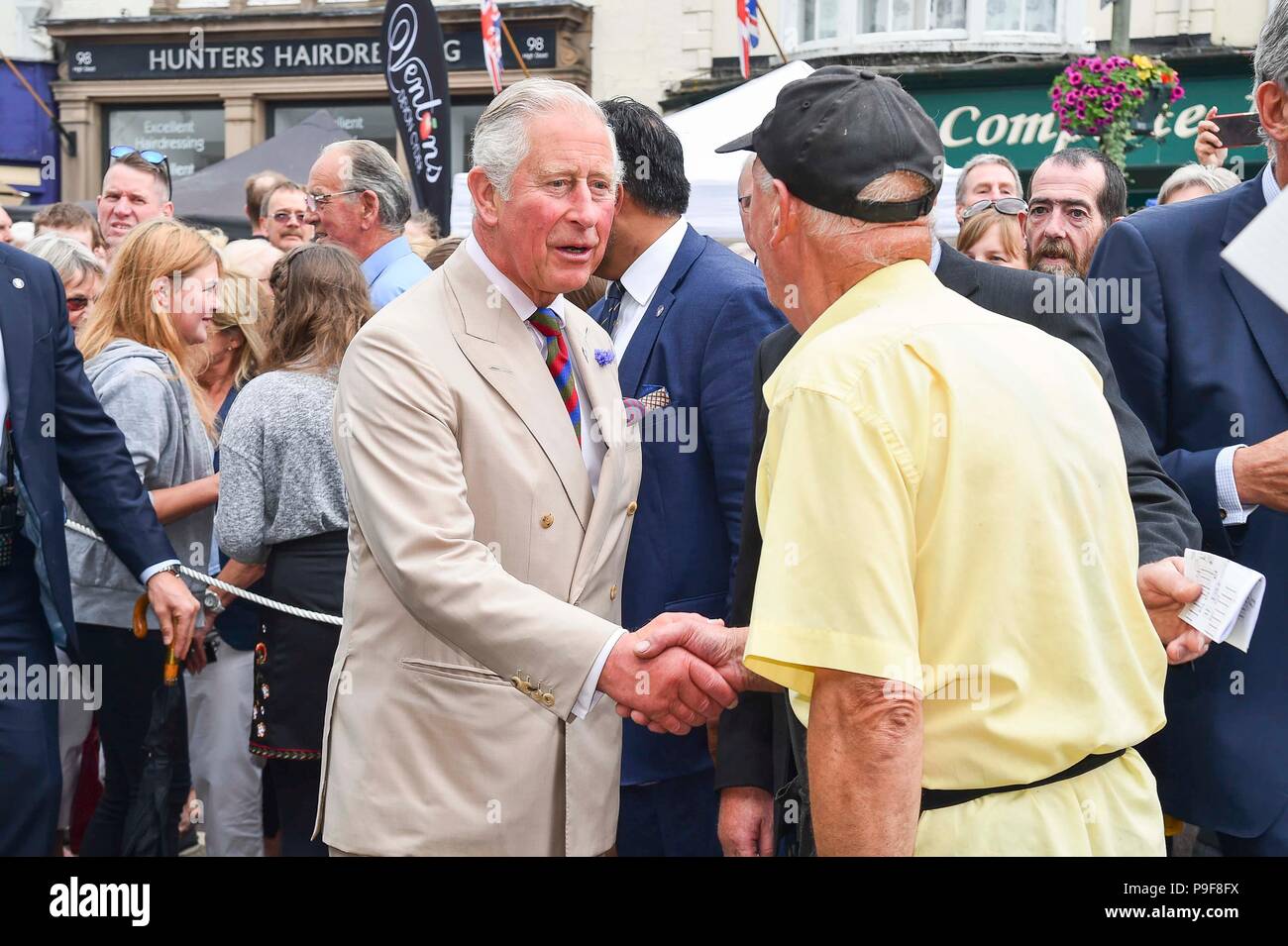 Honiton, Devon, Großbritannien. Juli 2018 18. Der Herzog und die Herzogin von Cornwall besuchen Sie das Gate Lebensmittelmarkt in Honiton, Devon an der Platte. Foto: Graham Jagd-/Alamy leben Nachrichten Stockfoto