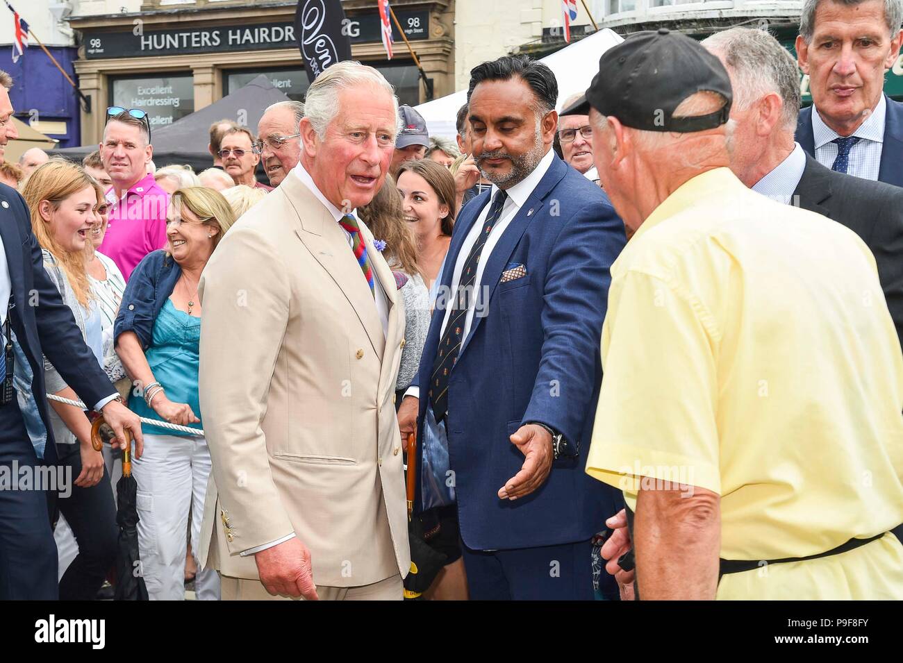 Honiton, Devon, Großbritannien. Juli 2018 18. Der Herzog und die Herzogin von Cornwall besuchen Sie das Gate Lebensmittelmarkt in Honiton, Devon an der Platte. Foto: Graham Jagd-/Alamy leben Nachrichten Stockfoto