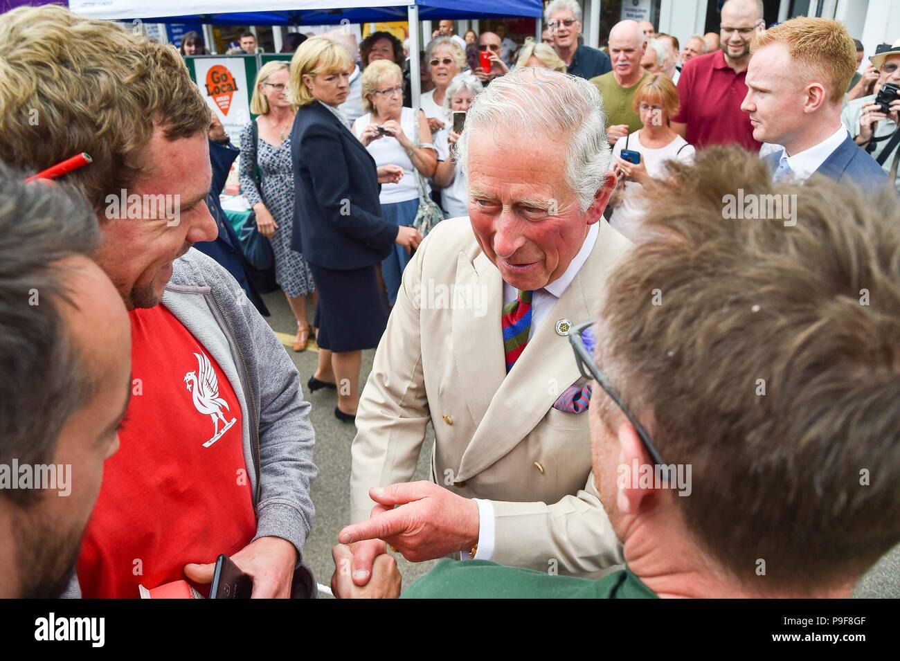 Honiton, Devon, Großbritannien. Juli 2018 18. Der Herzog und die Herzogin von Cornwall besuchen Sie das Gate Lebensmittelmarkt in Honiton, Devon an der Platte. Foto: Graham Jagd-/Alamy leben Nachrichten Stockfoto