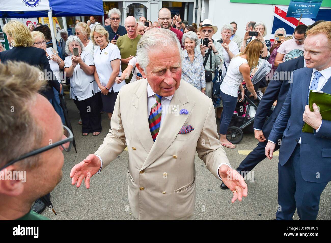 Honiton, Devon, Großbritannien. Juli 2018 18. Der Herzog und die Herzogin von Cornwall besuchen Sie das Gate Lebensmittelmarkt in Honiton, Devon an der Platte. Foto: Graham Jagd-/Alamy leben Nachrichten Stockfoto