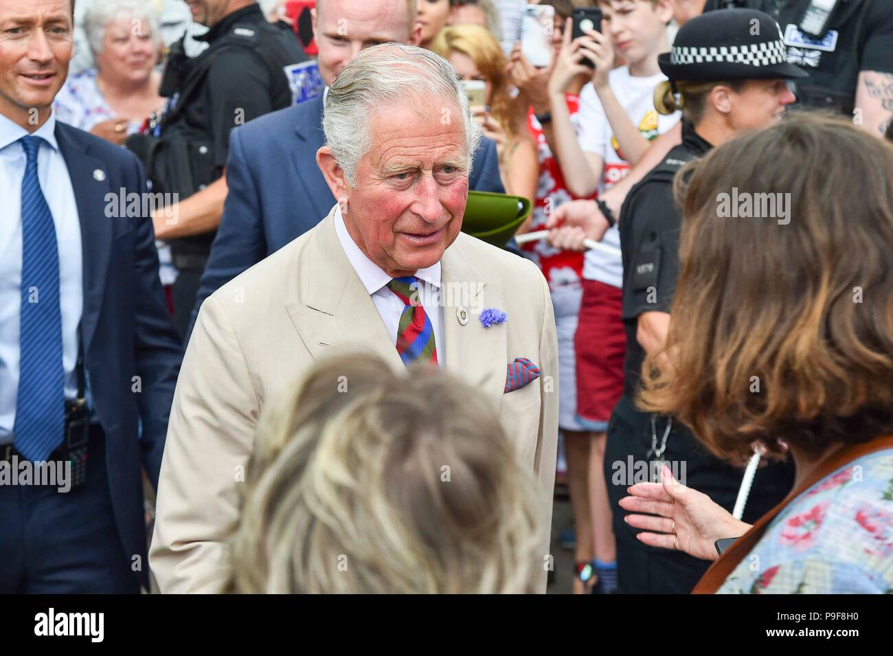 Honiton, Devon, Großbritannien. Juli 2018 18. Der Herzog und die Herzogin von Cornwall besuchen Sie das Gate Lebensmittelmarkt in Honiton, Devon an der Platte. Foto: Graham Jagd-/Alamy leben Nachrichten Stockfoto