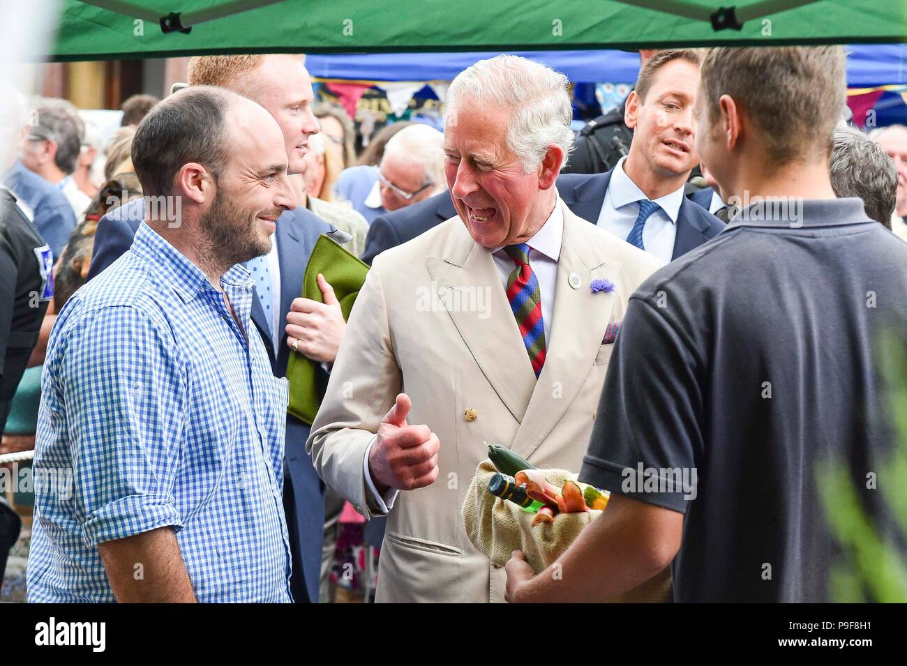 Honiton, Devon, Großbritannien. Juli 2018 18. Der Herzog und die Herzogin von Cornwall besuchen Sie das Gate Lebensmittelmarkt in Honiton, Devon an der Platte. Foto: Graham Jagd-/Alamy leben Nachrichten Stockfoto