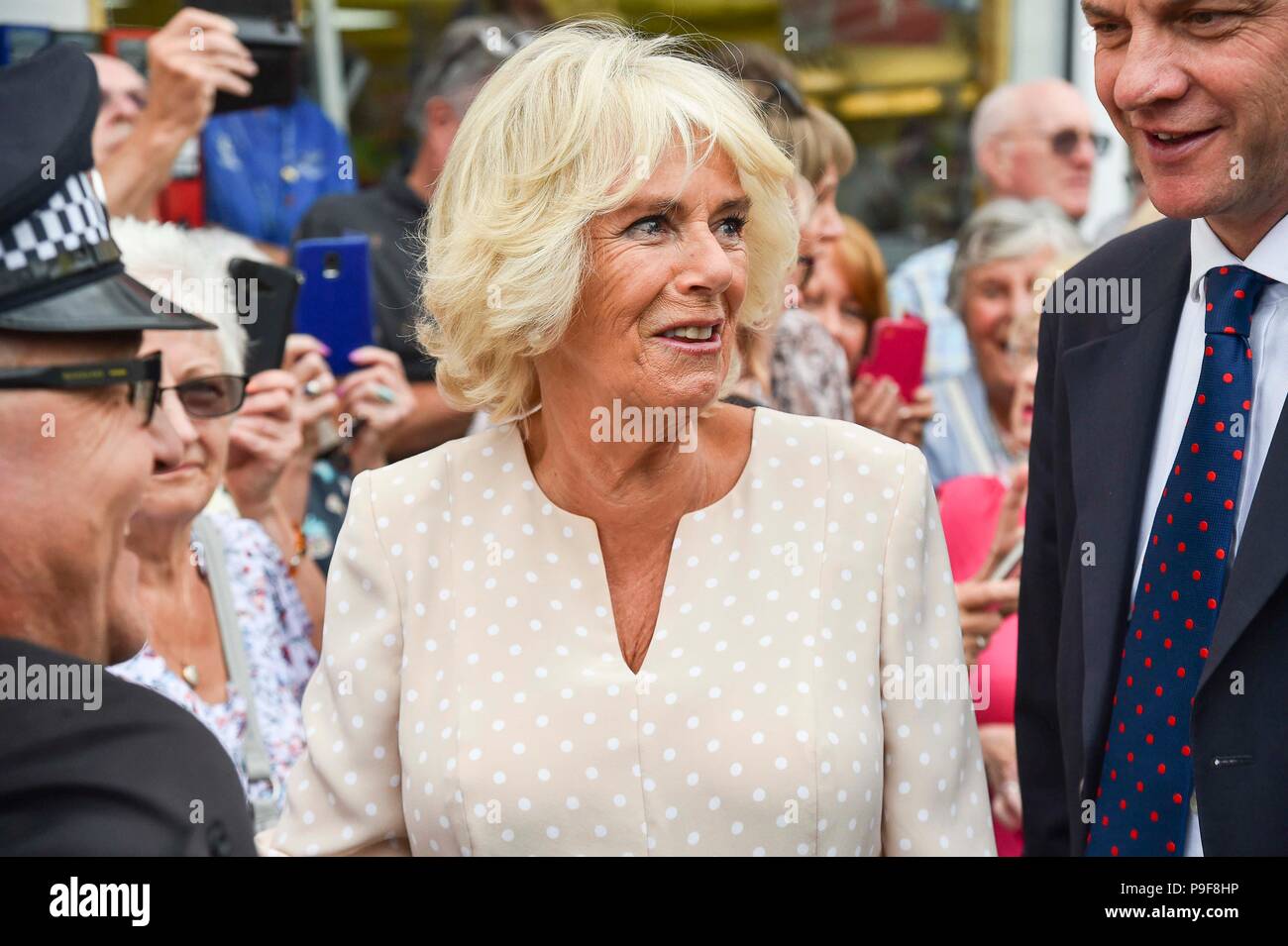 Honiton, Devon, Großbritannien. Juli 2018 18. Der Herzog und die Herzogin von Cornwall besuchen Sie das Gate Lebensmittelmarkt in Honiton, Devon an der Platte. Foto: Graham Jagd-/Alamy leben Nachrichten Stockfoto