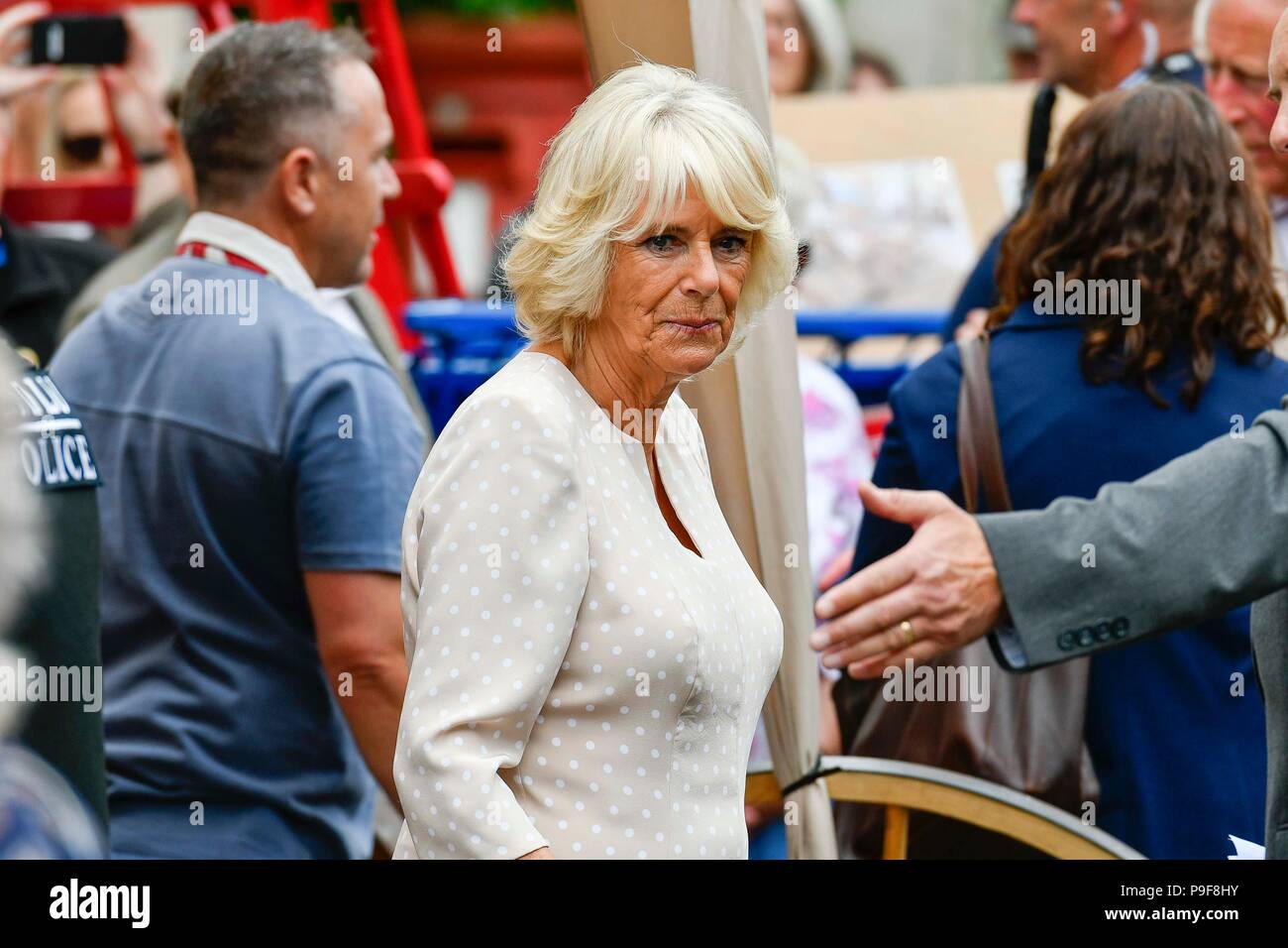 Honiton, Devon, Großbritannien. Juli 2018 18. Der Herzog und die Herzogin von Cornwall besuchen Sie das Gate Lebensmittelmarkt in Honiton, Devon an der Platte. Foto: Graham Jagd-/Alamy leben Nachrichten Stockfoto