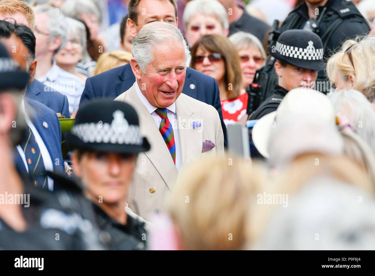 Honiton, Devon, Großbritannien. Juli 2018 18. Der Herzog und die Herzogin von Cornwall besuchen Sie das Gate Lebensmittelmarkt in Honiton, Devon an der Platte. Foto: Graham Jagd-/Alamy leben Nachrichten Stockfoto