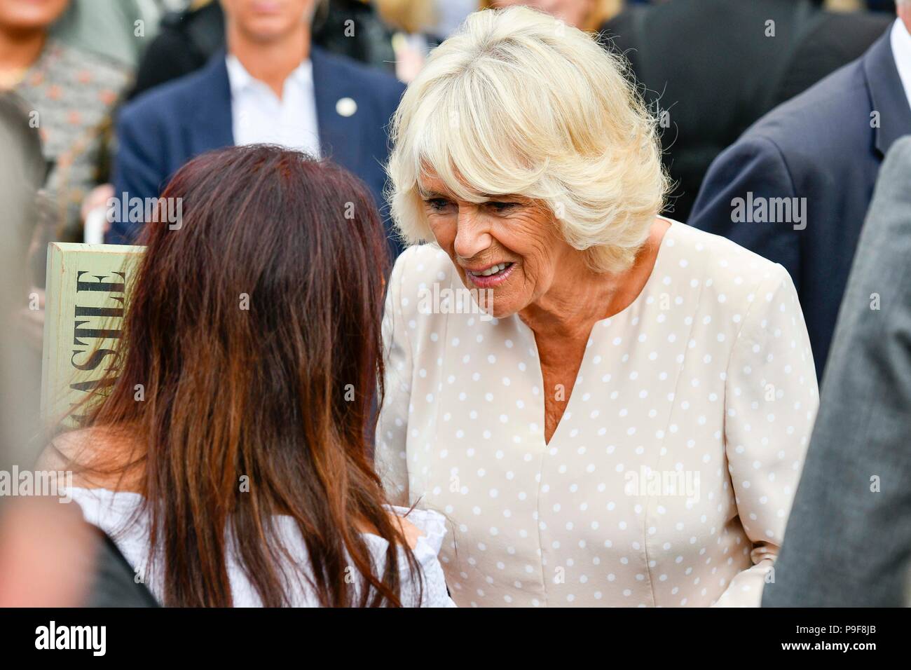 Honiton, Devon, Großbritannien. Juli 2018 18. Der Herzog und die Herzogin von Cornwall besuchen Sie das Gate Lebensmittelmarkt in Honiton, Devon an der Platte. Foto: Graham Jagd-/Alamy leben Nachrichten Stockfoto