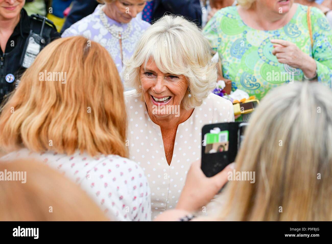 Honiton, Devon, Großbritannien. Juli 2018 18. Der Herzog und die Herzogin von Cornwall besuchen Sie das Gate Lebensmittelmarkt in Honiton, Devon an der Platte. Foto: Graham Jagd-/Alamy leben Nachrichten Stockfoto