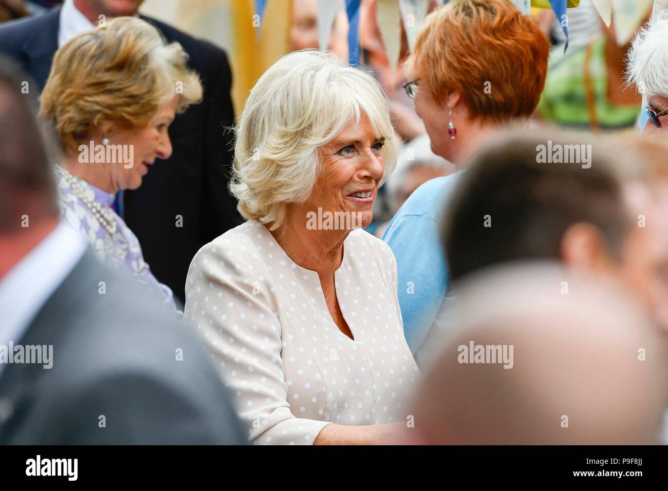 Honiton, Devon, Großbritannien. Juli 2018 18. Der Herzog und die Herzogin von Cornwall besuchen Sie das Gate Lebensmittelmarkt in Honiton, Devon an der Platte. Foto: Graham Jagd-/Alamy leben Nachrichten Stockfoto