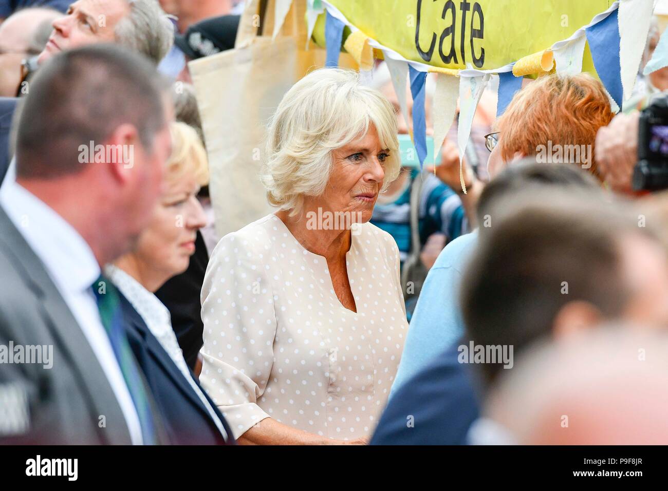 Honiton, Devon, Großbritannien. Juli 2018 18. Der Herzog und die Herzogin von Cornwall besuchen Sie das Gate Lebensmittelmarkt in Honiton, Devon an der Platte. Foto: Graham Jagd-/Alamy leben Nachrichten Stockfoto