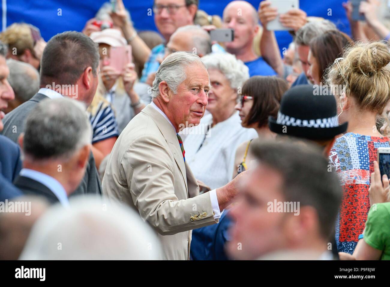 Honiton, Devon, Großbritannien. Juli 2018 18. Der Herzog und die Herzogin von Cornwall besuchen Sie das Gate Lebensmittelmarkt in Honiton, Devon an der Platte. Foto: Graham Jagd-/Alamy leben Nachrichten Stockfoto