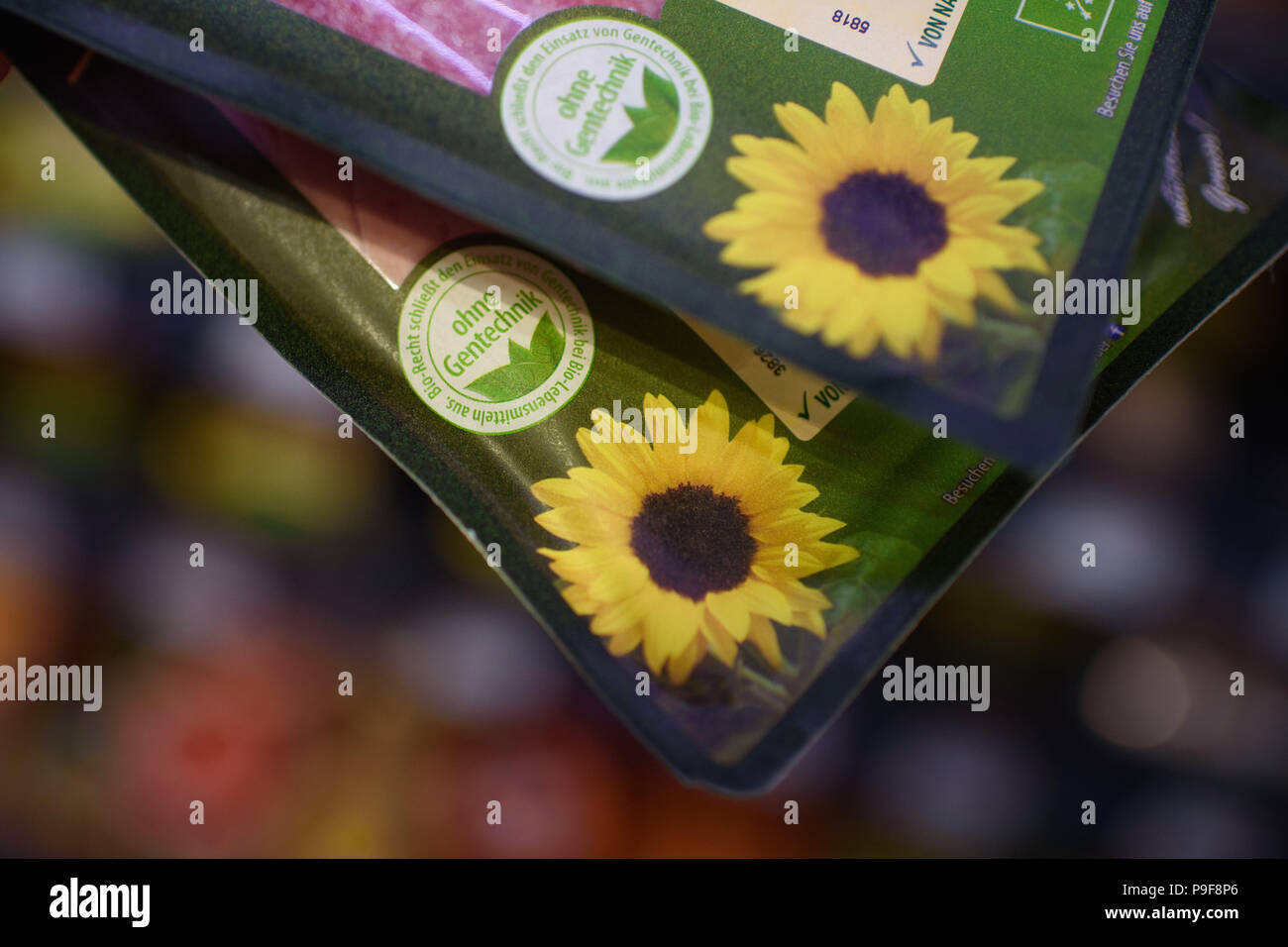 16. Juli 2018, Berlin, Deutschland: Die Zertifizierung "Ohne Gentechnik" können auf ein Paket von Wurst in einen Bio-supermarkt gesehen werden. Foto: Gregor Fischer/dpa Stockfoto
