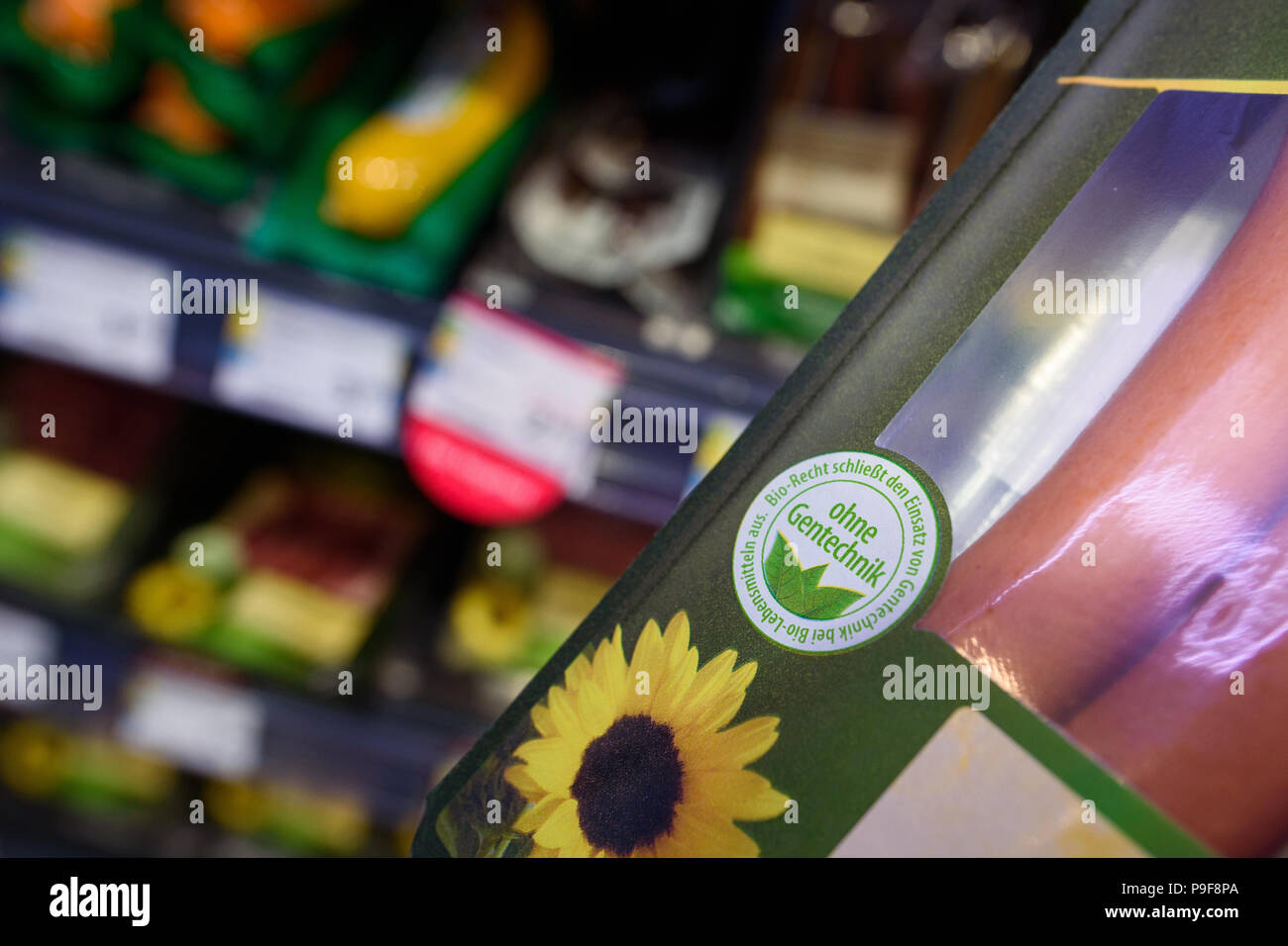 16. Juli 2018, Berlin, Deutschland: Die Zertifizierung "Ohne Gentechnik" können auf ein Paket von Wurst in einen Bio-supermarkt gesehen werden. Foto: Gregor Fischer/dpa Stockfoto