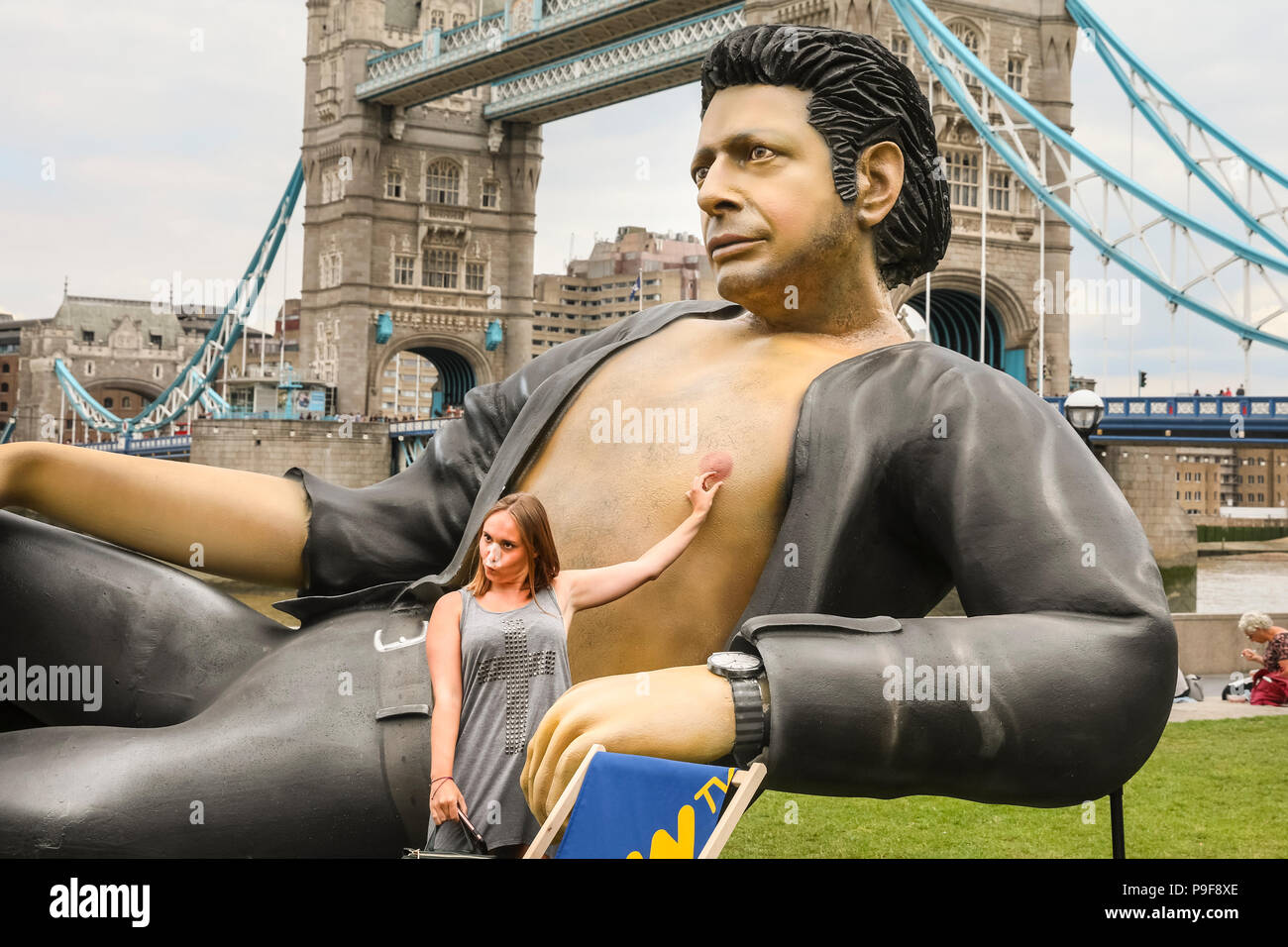 Tower Bridge, London, 18. Juli 2018. Jurassic Jeff, ein 25 ft' größer als das Leben" Statue von Schauspieler Jeff Goldblum in Potters Field Park Tower Bridge geknallt hat. Die Statue ist ein klarer Erfolg mit Besuchern, die stoppen selfies zu nehmen und Pose. Jurassic Jeff war inzwischen TV installiert den 25. Jahrestag der ursprünglichen Jurassic Park Film mit dem Schauspieler zu feiern. Credit: Imageplotter Nachrichten und Sport/Alamy leben Nachrichten Stockfoto