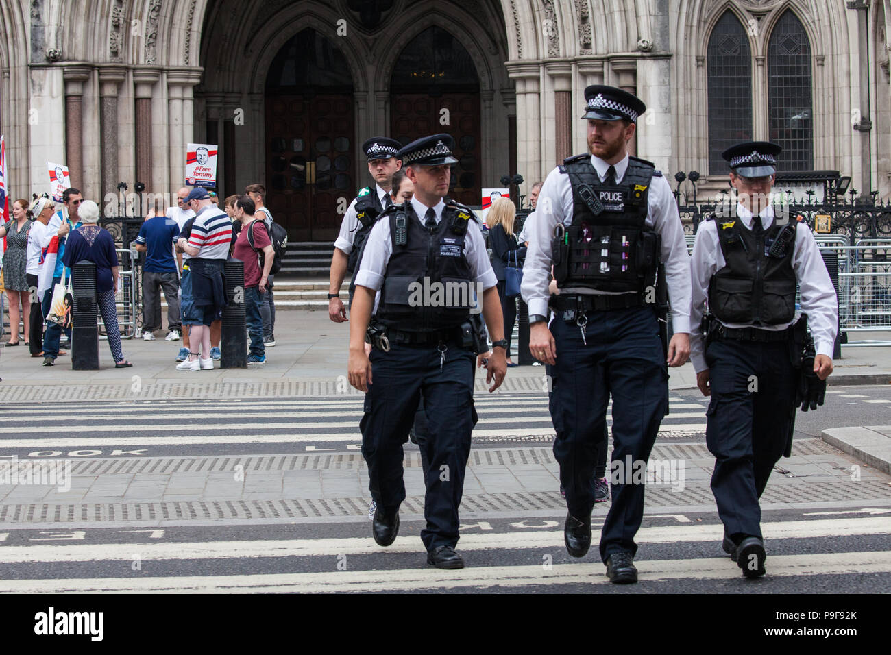 London, Großbritannien. 18 Juli, 2018. Unterstützer von Tommy Robinson, der ehemalige Führer der English Defence League, warten Sie vor dem Berufungsgericht für das Ergebnis einer Beschwerde gegen zwei Sätze für Missachtung des Gerichts. Seine juristische Team argumentierte, dass die 13-monatige Laufzeit seine Strafe war "übermäßig" und die Strafprozessordnung Regeln wurden in früheren Anhörungen in Canterbury und Leeds verletzt und auch für seine beiden Verachtung strafen aufgehoben werden. Credit: Mark Kerrison/Alamy leben Nachrichten Stockfoto