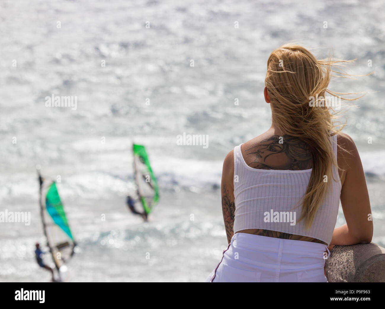 Pozo Izquierdo, Gran Canaria, Kanarische Inseln, Spanien. 18 Juli, 2018. Ein Zuschauer Blick vom Strand als Top wave Segler der Welt in schreien Winde an der ersten PWA (Professional Windsurf Association) wave Weltcup 2018 Pozo Izquierdo an der Ostküste von Gran Canaria konkurrieren. Pozo ist berühmt (und von einigen befürchtet) für seine "nuklearen "Sommer Winde, die 50 Knoten übersteigen kann. Credit: ALAN DAWSON/Alamy leben Nachrichten Stockfoto