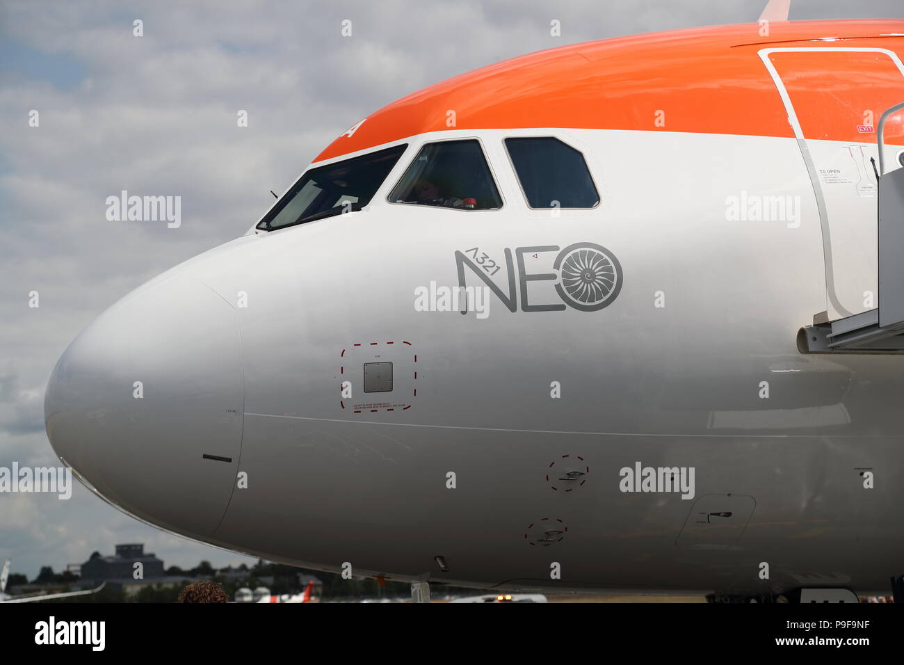 Easyjet nahm offizielle ihren ersten Airbus A321 Neo in Anwesenheit von Tom Enders, CEO von Airbus, Johan Lundgren, CEO von Easyjet, Gael Meheust, CEO von CFM und Verkehrsminister Chris Grayling. Enders, Meheust und Lundgren während einer Pressekonferenz erklärt, dass die drei Unternehmen in einer strategischen Partnerschaft, in der Easyjet auf eine Flotte von Airbus A319, A320 und A321-Familie von CFM fuel-efficient LEAP-Triebwerken setzt engagiert hatte. Quelle: Uwe Deffner/Alamy leben Nachrichten Stockfoto